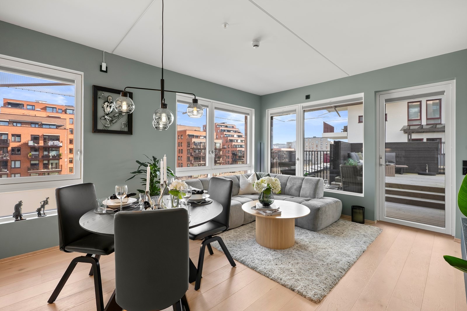 DNB Eiendom ved Malin Bruer ønsker velkommen til Søster Mathildes gate 45! En lys og moderne 3-roms hjørneleilighet fra 2024 med en romslig terrasse med pergola på 37,4 kvm. Galleribilde