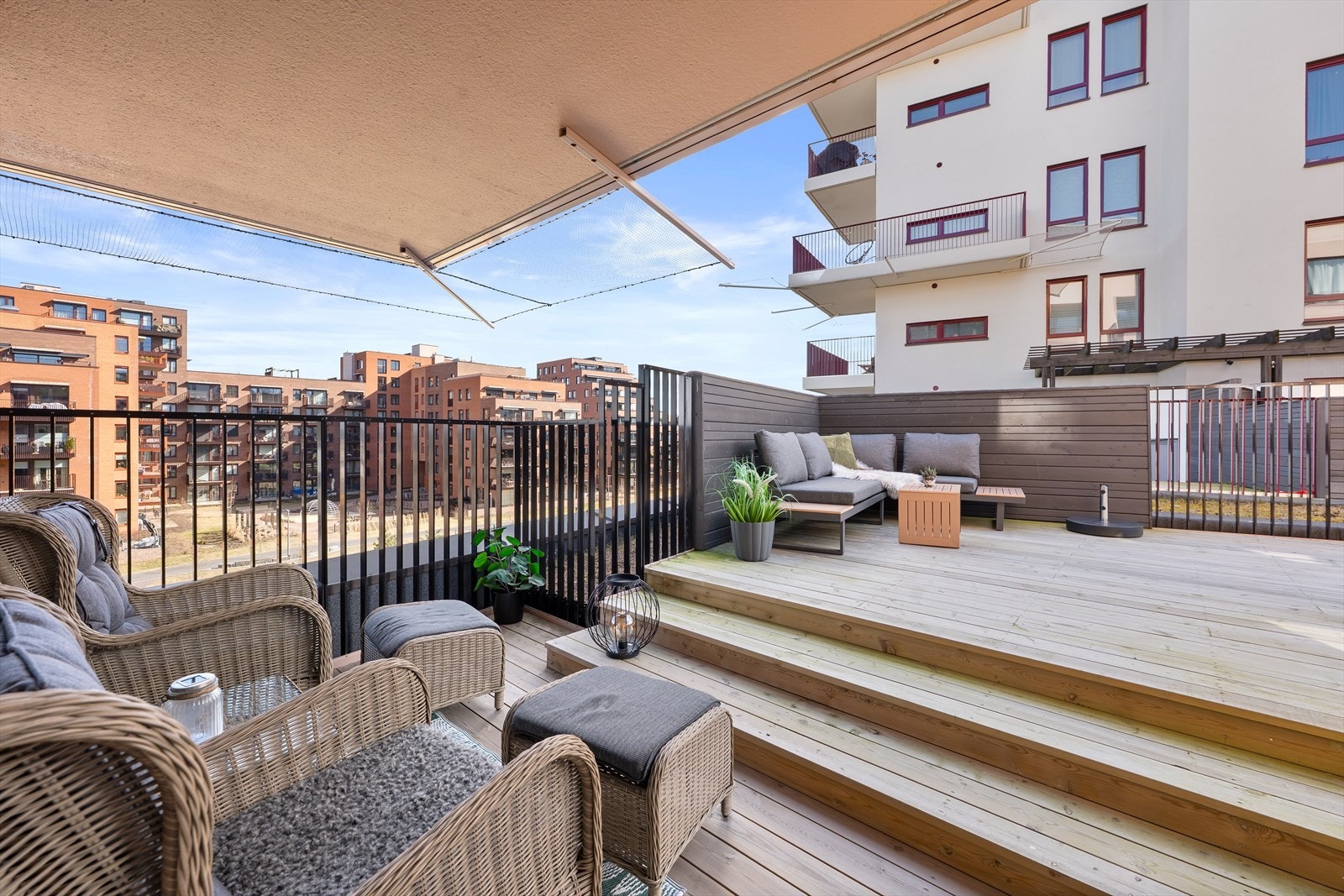 Den store terrassen på ca. 37,4 m² har både en overbygget del og en åpen sone. Galleribilde