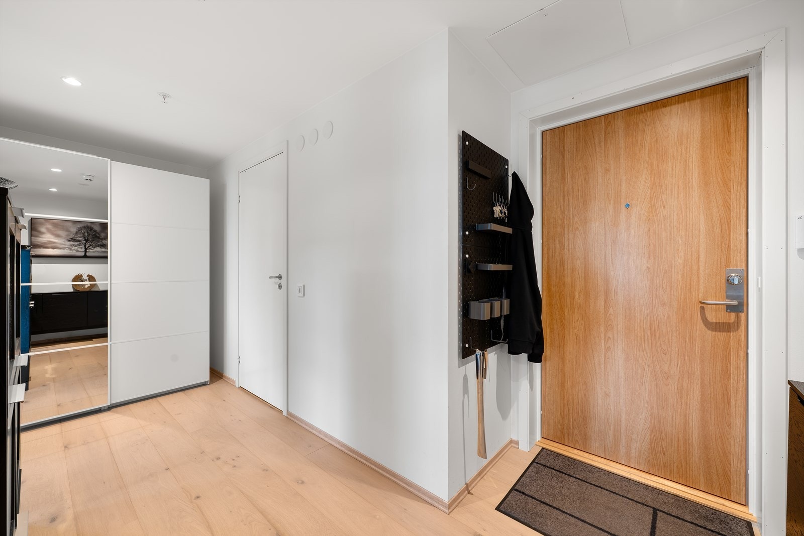 Velkommen inn. Bygget har heisadkomst, og entréen har god plass til oppbevaring av yttertøy. Galleribilde