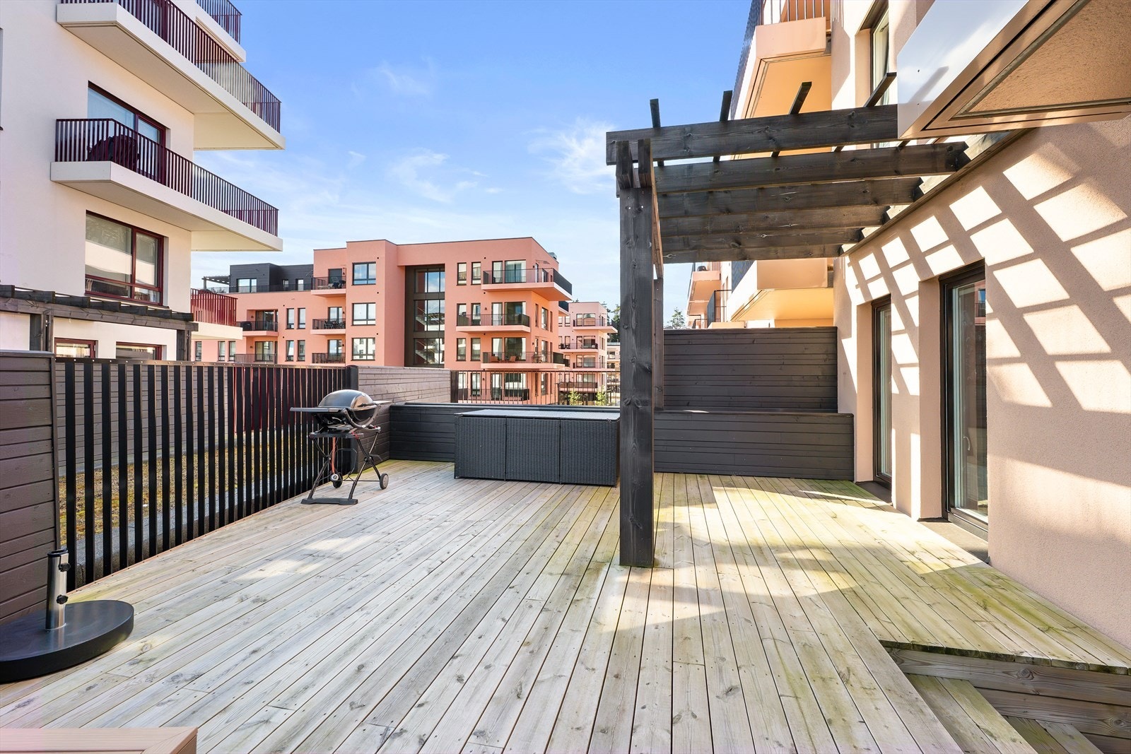 Her er det rikelig med plass til å innrede med både grill, spisebord og en romslig loungegruppe. Galleribilde