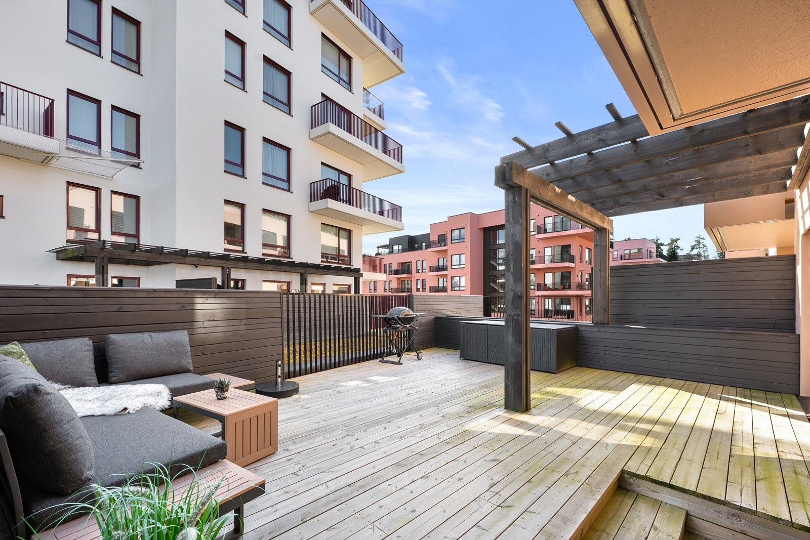 Den private terrassen på hele 37,4 m² er en sjelden kvalitet, med god plass for både lounge og spiseplass. Galleribilde