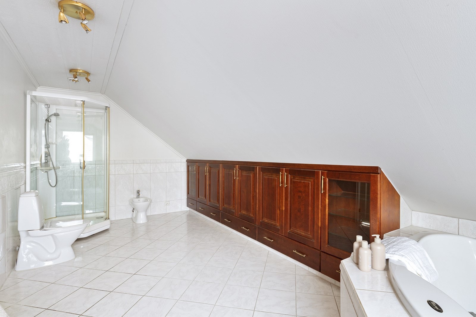 Badet har godt med oppbevaringsmuligheter. Galleribilde