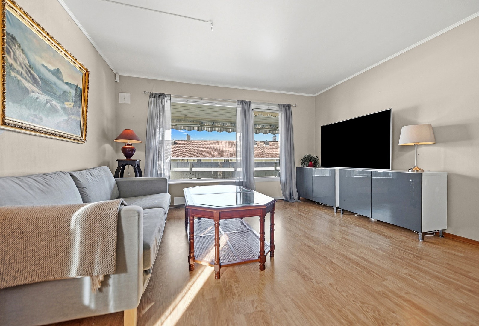 Fra stuen er det direkte utgang til balkongen på ca. 10 m² Galleribilde