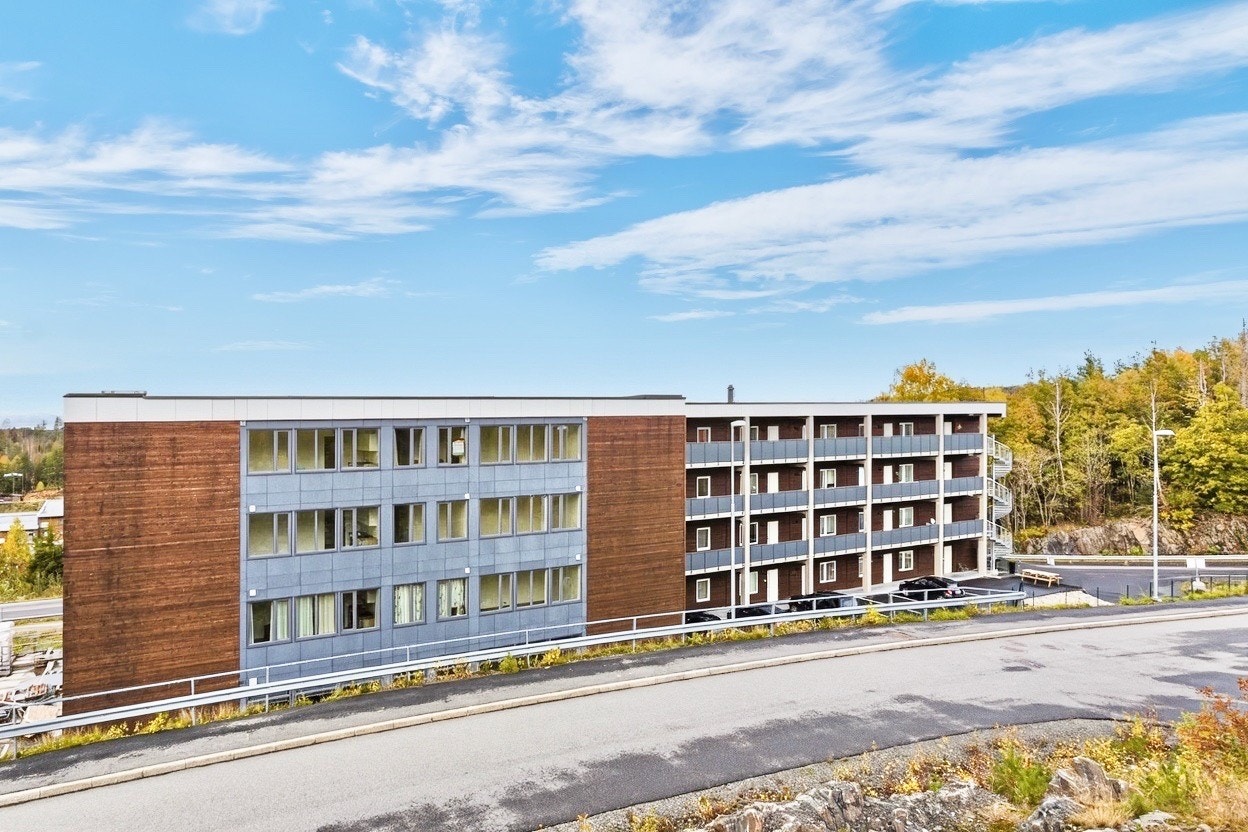 Moderne bygg med trepanel og betong i et rolig område Galleribilde