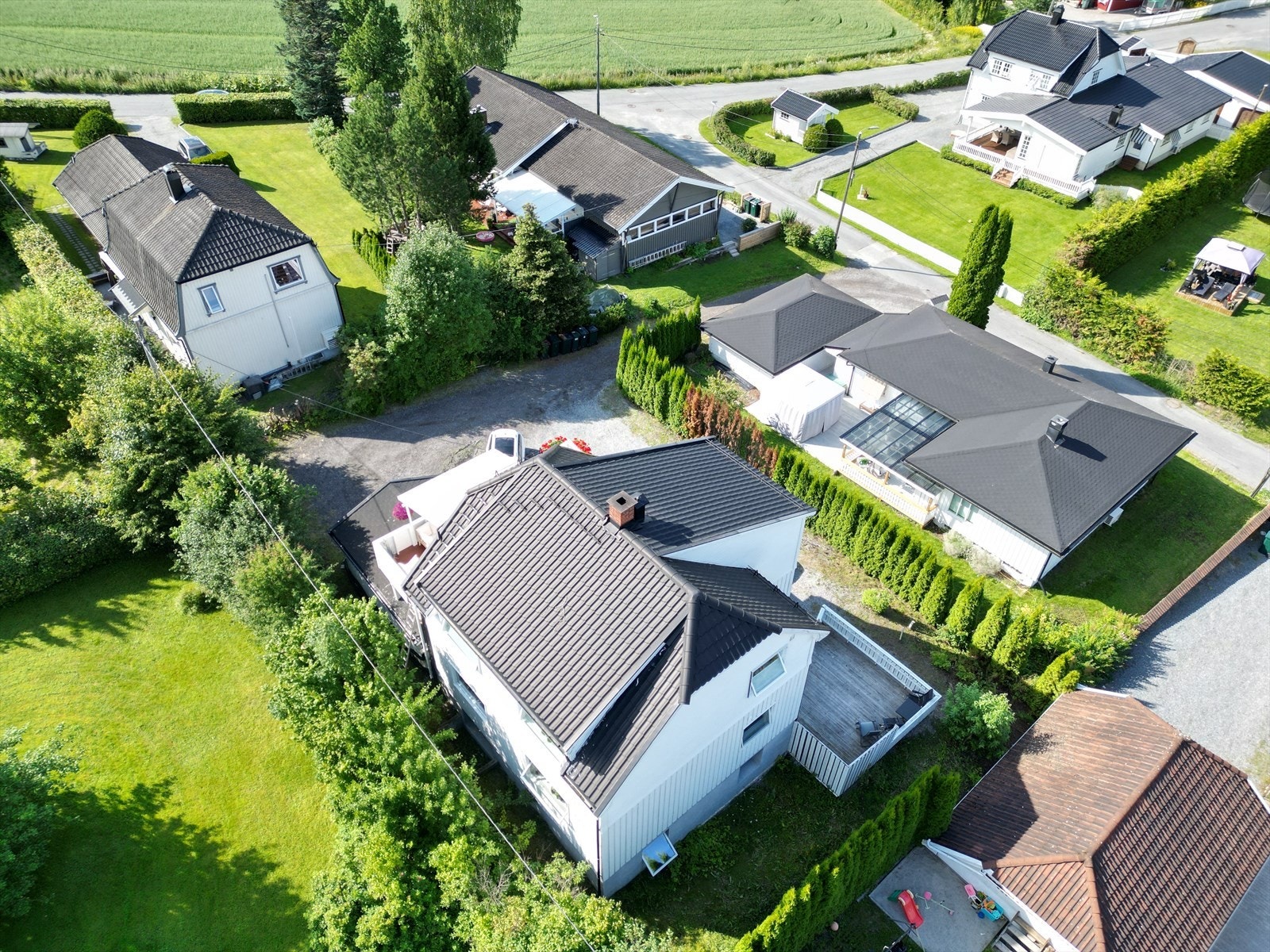 Eiendommen har tinglyst rettighet til adkomst over privat stikkvei - gnr. 223, bnr. 298. (privat foto) Galleribilde