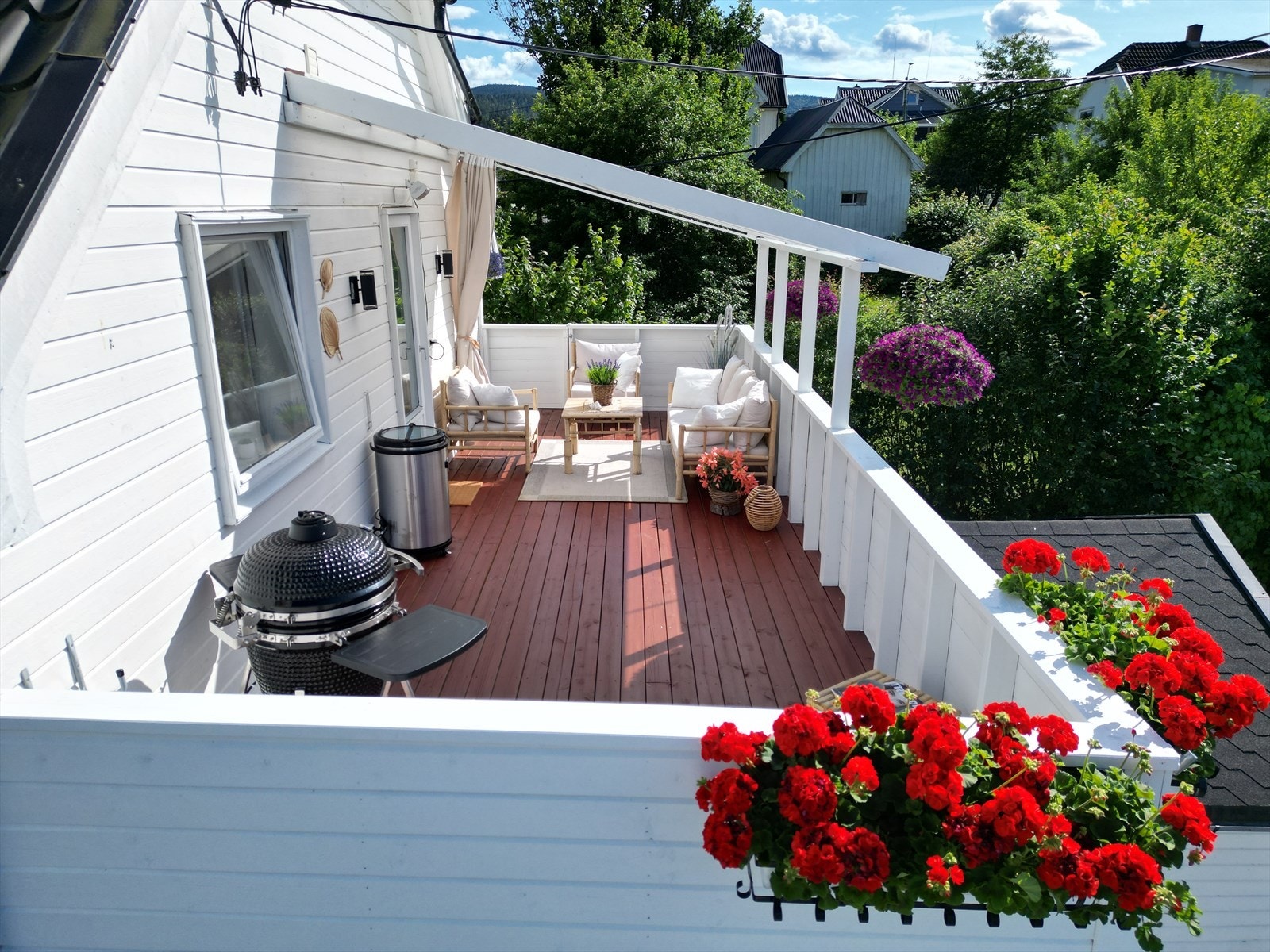 Nybygd terrasse med solrik beliggenhet - Terrassen har gode solforhold og fin utsikt utover nærområdene. (Privat foto) Galleribilde