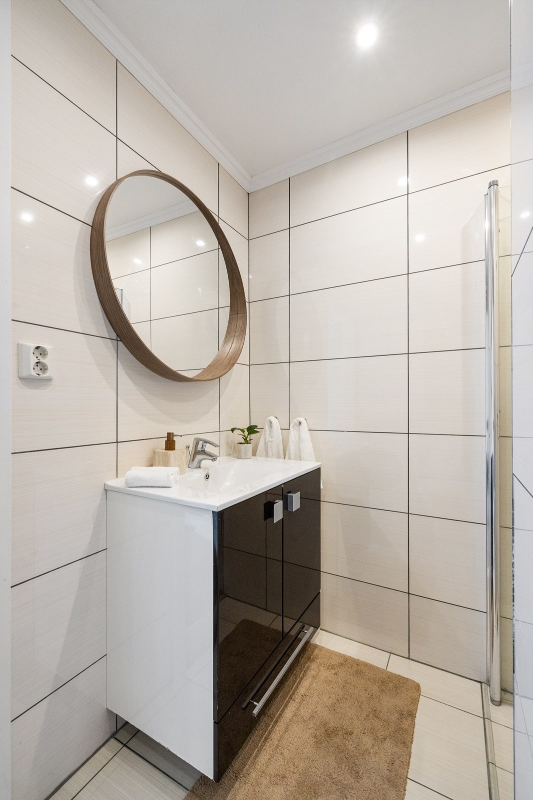 Badet er innredet med fin heldekkende nedfelt servant med rom for oppbevaring i underskap og speil. Galleribilde
