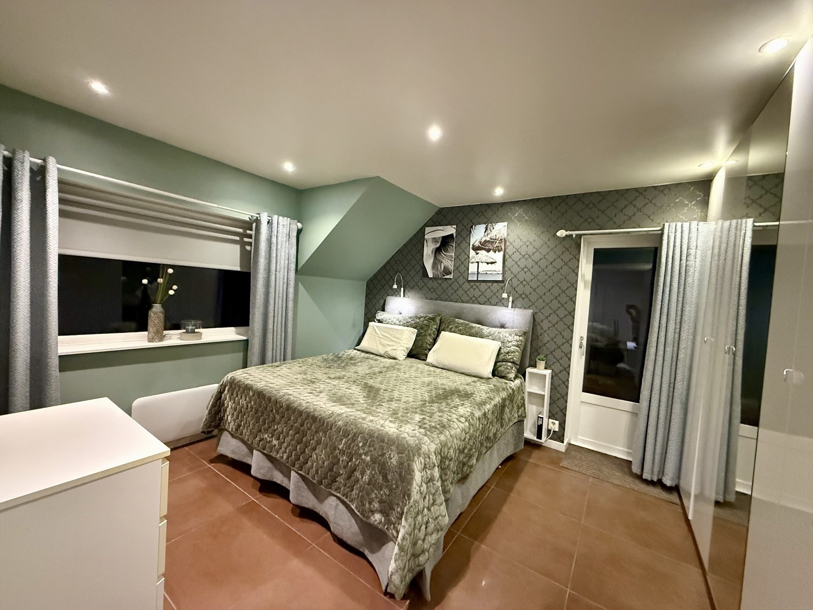 Hovedsoverom har downlights i himling, romslig garderobe og utgang til stor terrasse.(privat foto) Galleribilde