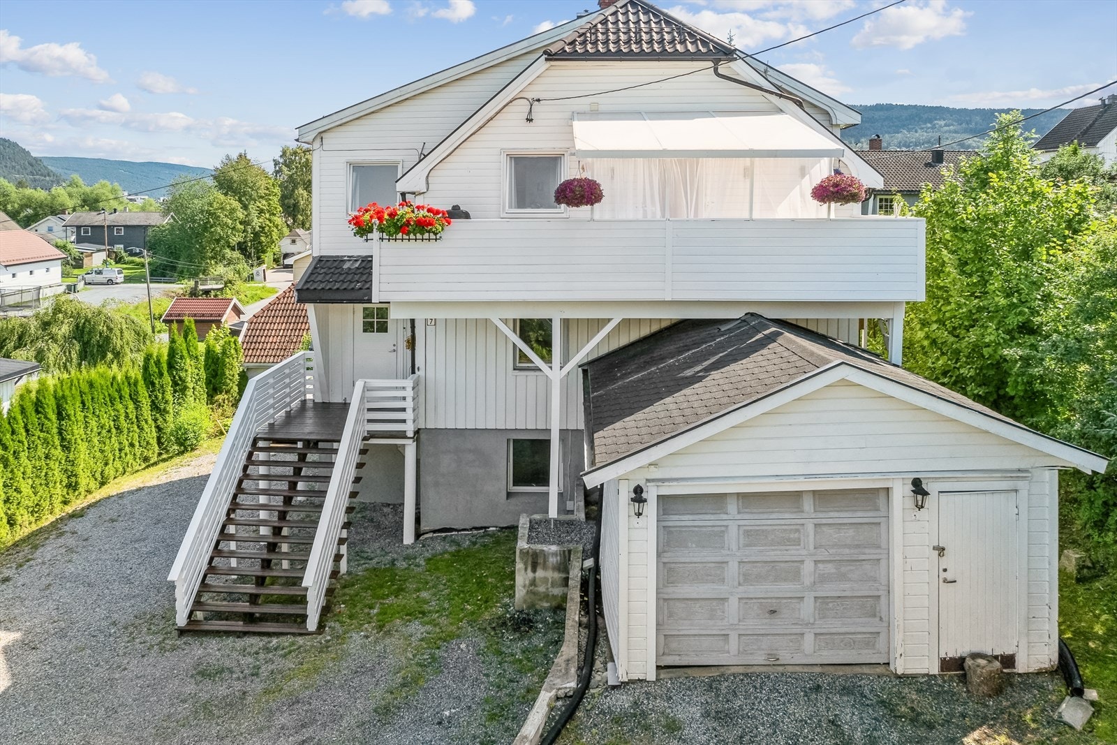 Velkommen til en delikat del av tomannsbolig med stor terrasse og flotte solforhold! Egen garasje Galleribilde