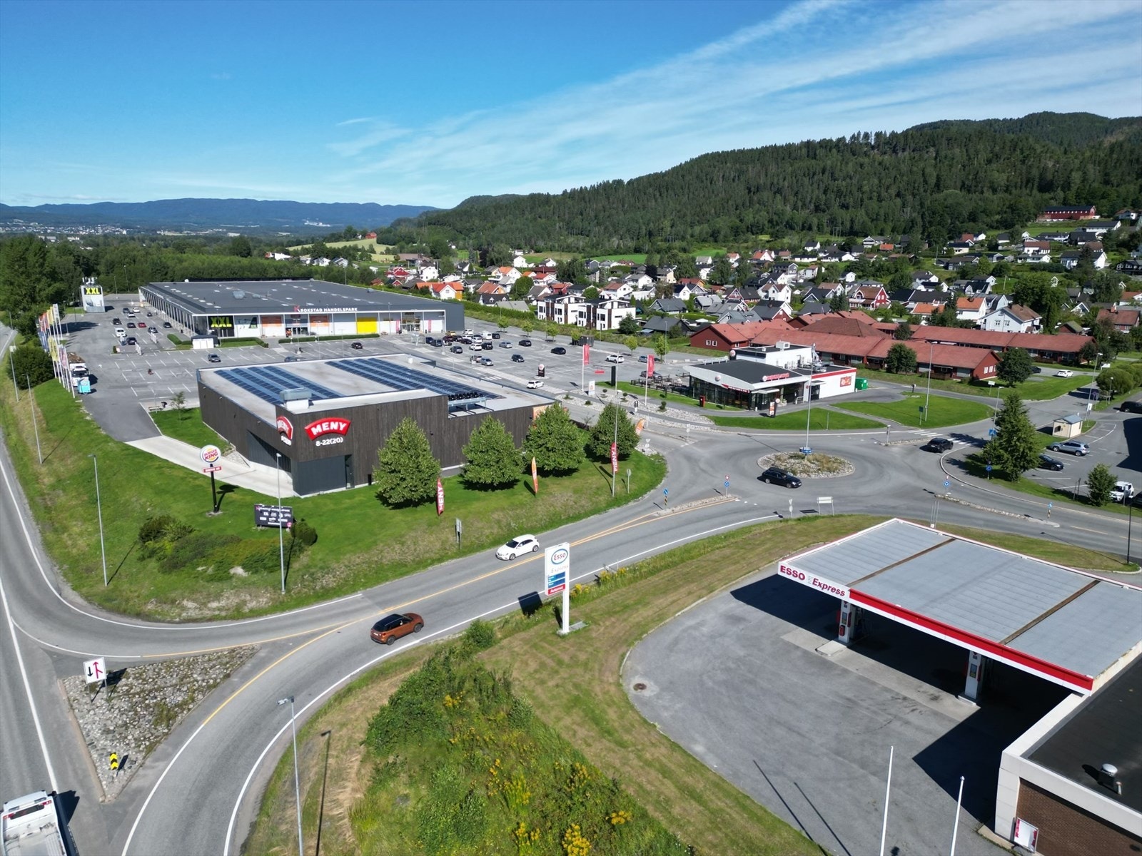 Flotte handlemuligheter rett over fra Mjøndalen til Krokstadelva, ca 5 min. med bil. Galleribilde