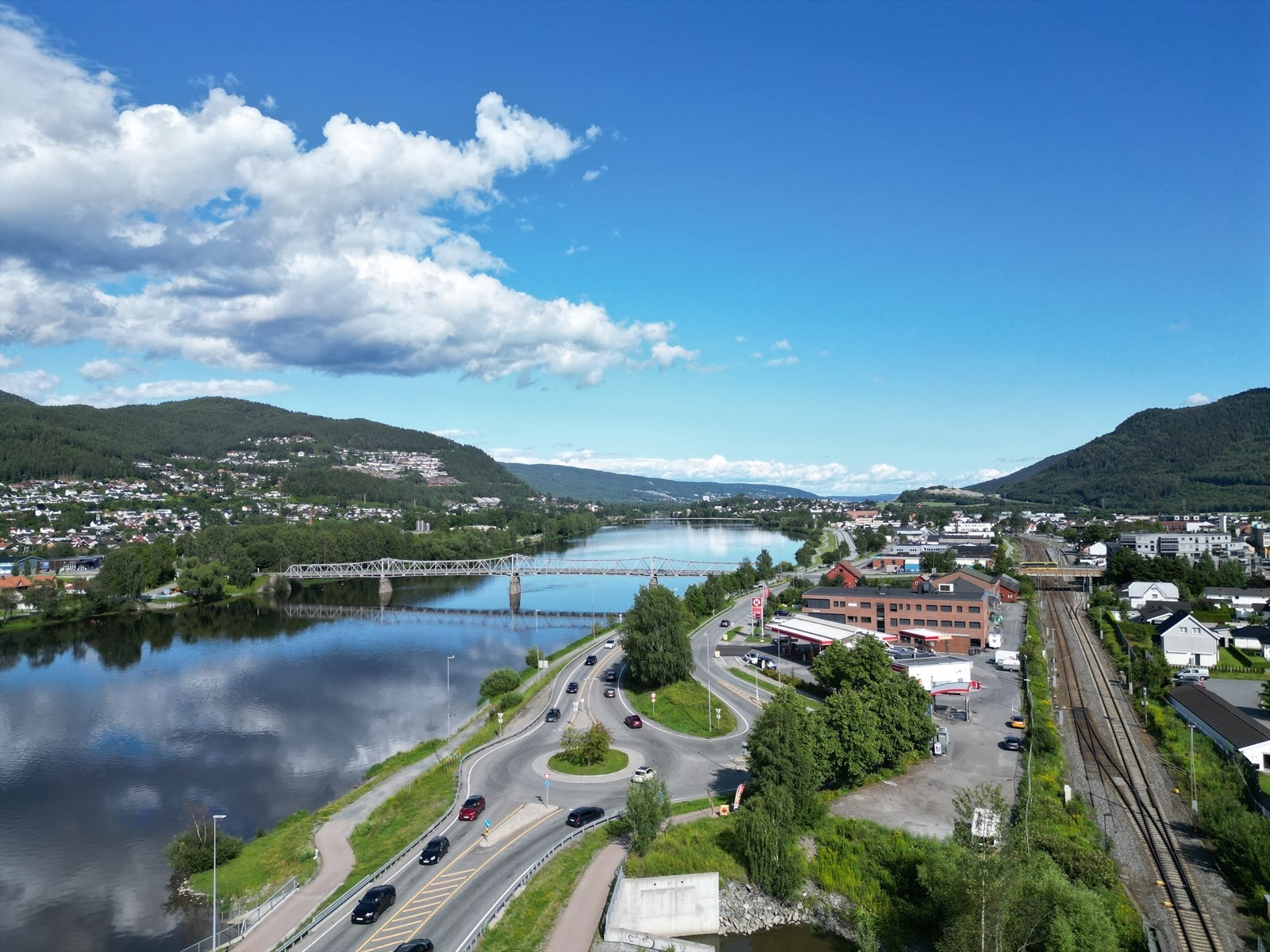 Oversiktsbilde Fra området, Mjøndalen har togstasjon og gode bussforbindelser mot Drammen, Oslo og Kongsberg. samt flotte turstier langs elva. Galleribilde
