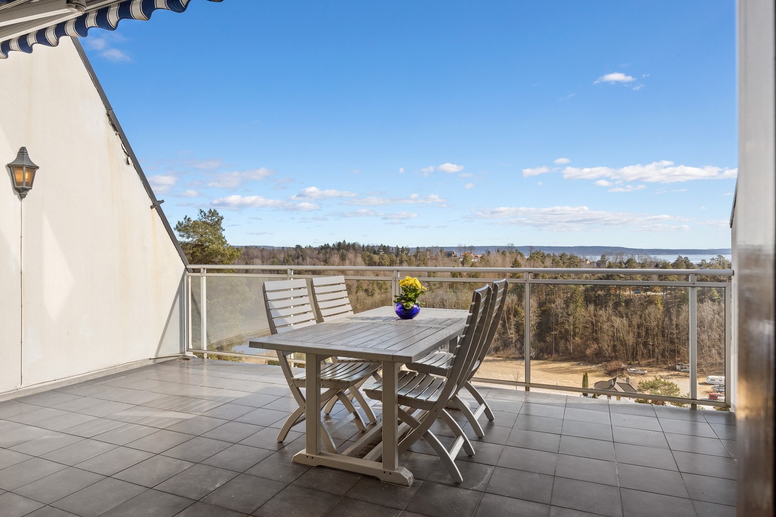 Fra stuen er det utgang til sydøstvendt terrasse på 19 kvm med fantastisk utsikt Galleribilde