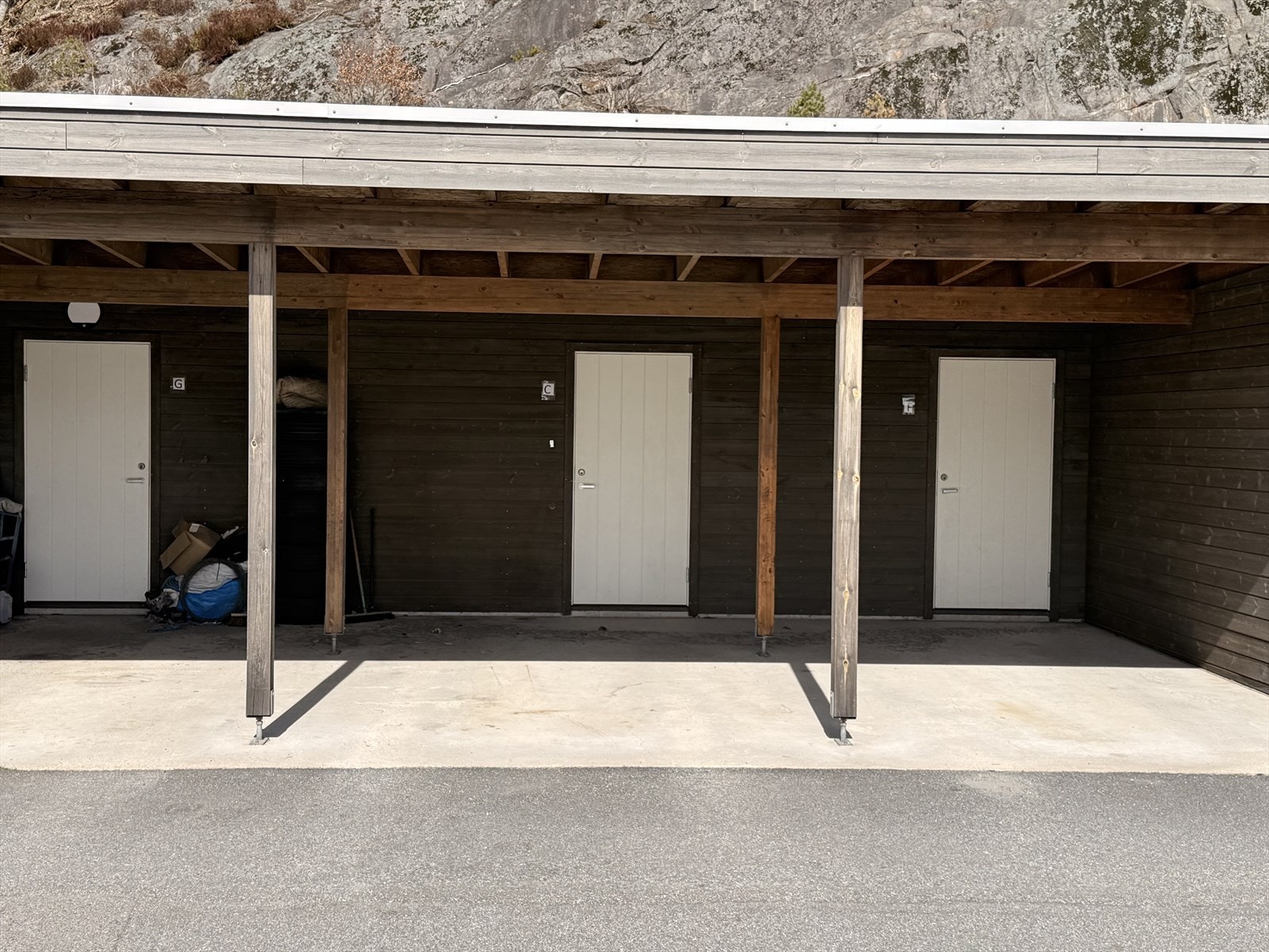 Carport med bod i bakkant Galleribilde