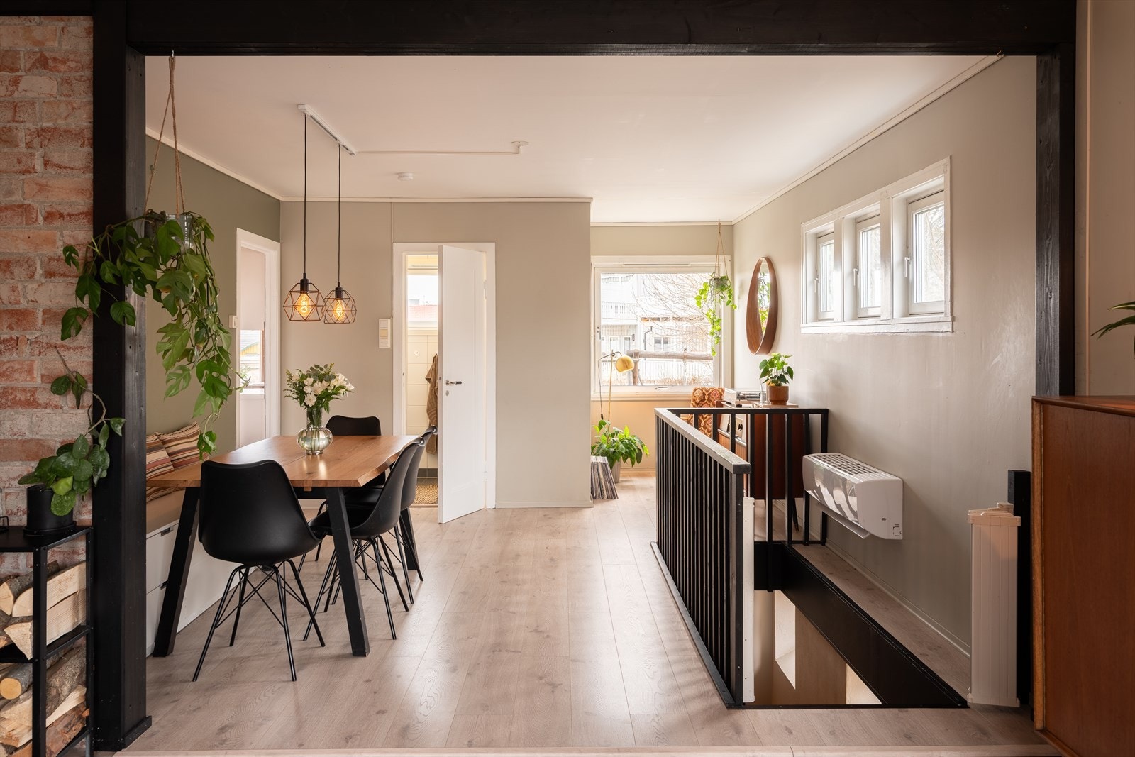 Leiligheten går over 2 plan fordelt på 108m² med innredet kjeller. Kjelleren ble innredet i 2020. Drenering rundt bygget ble gjennomført i 2019. Galleribilde
