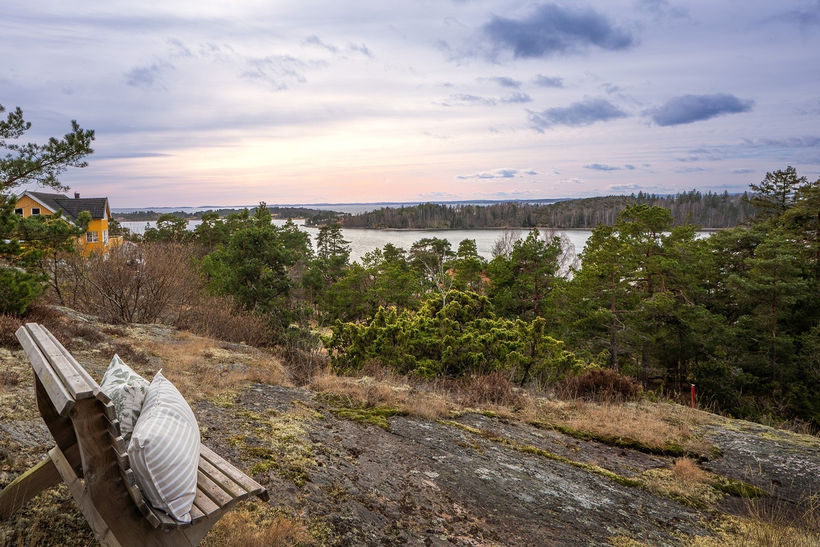 Kveldene her kommer nærmest med solnedgangsgaranti der fargespillet kan nytes fra både inne i hytta og fra uteområder. Galleribilde