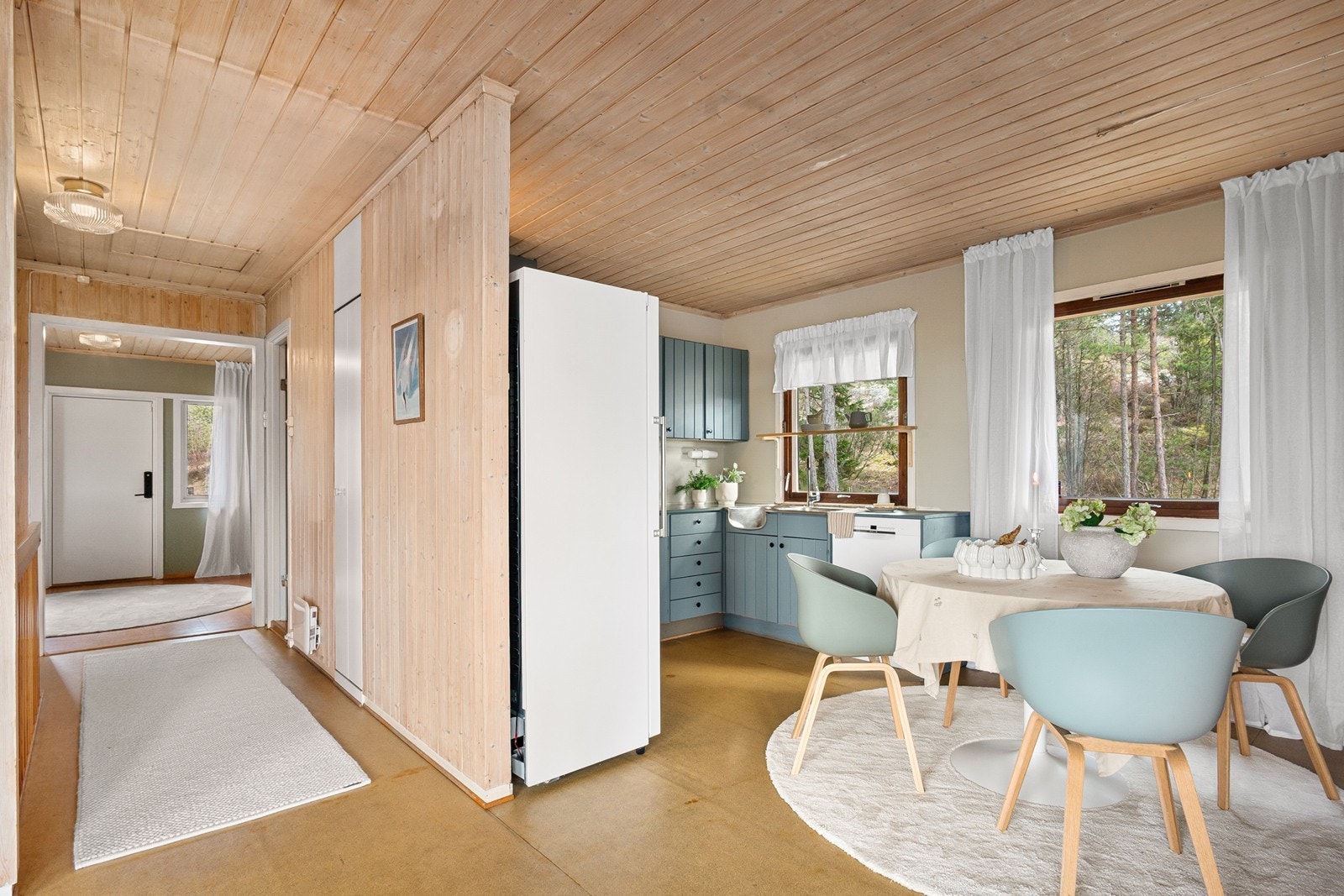 Alle nødvendige fasiliteter på ett plan i tillegg til sokkeletasje gir plass til hele familien. Galleribilde