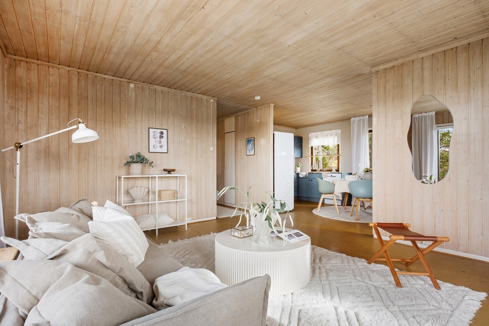 Plass til spisebord tilknyttet kjøkkenet ligger i åpen løsning mot stuen for en sosial atmosfære. Galleribilde
