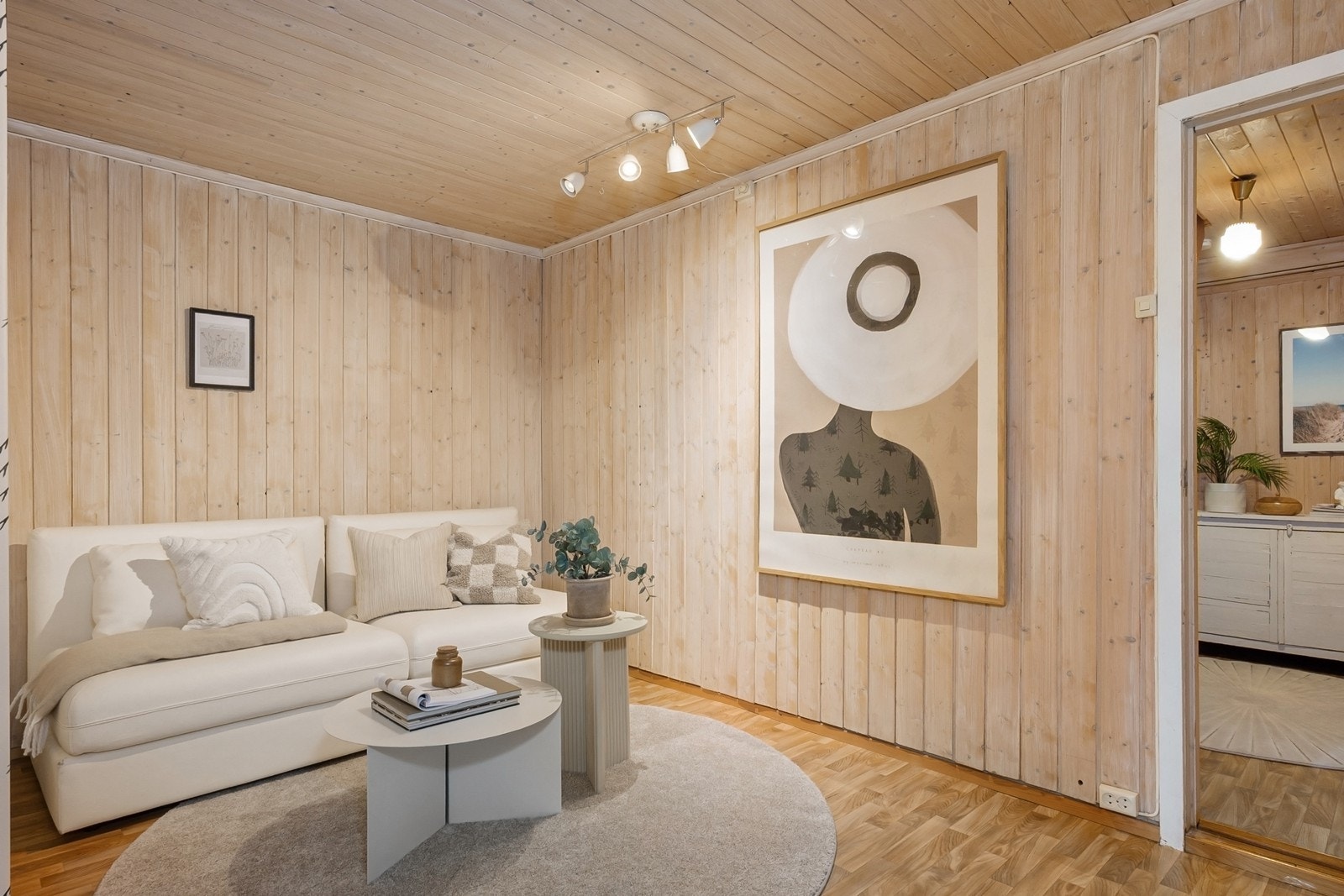 Videre er et rom brukt som kjellerstue, med lyse overflater og utvendig adkomst (ikke godkjent for varig opphold). Galleribilde