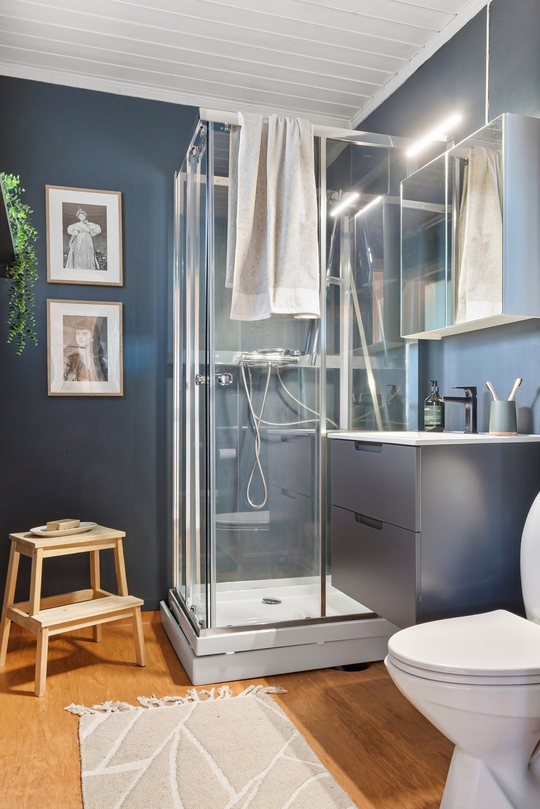 Badet fikk ny innredning i 2025, med dusjkabinett, speilskap og servantskap. Videre er det toalett, opplegg for vaskemaskin og hyller for oppbevaring. Galleribilde