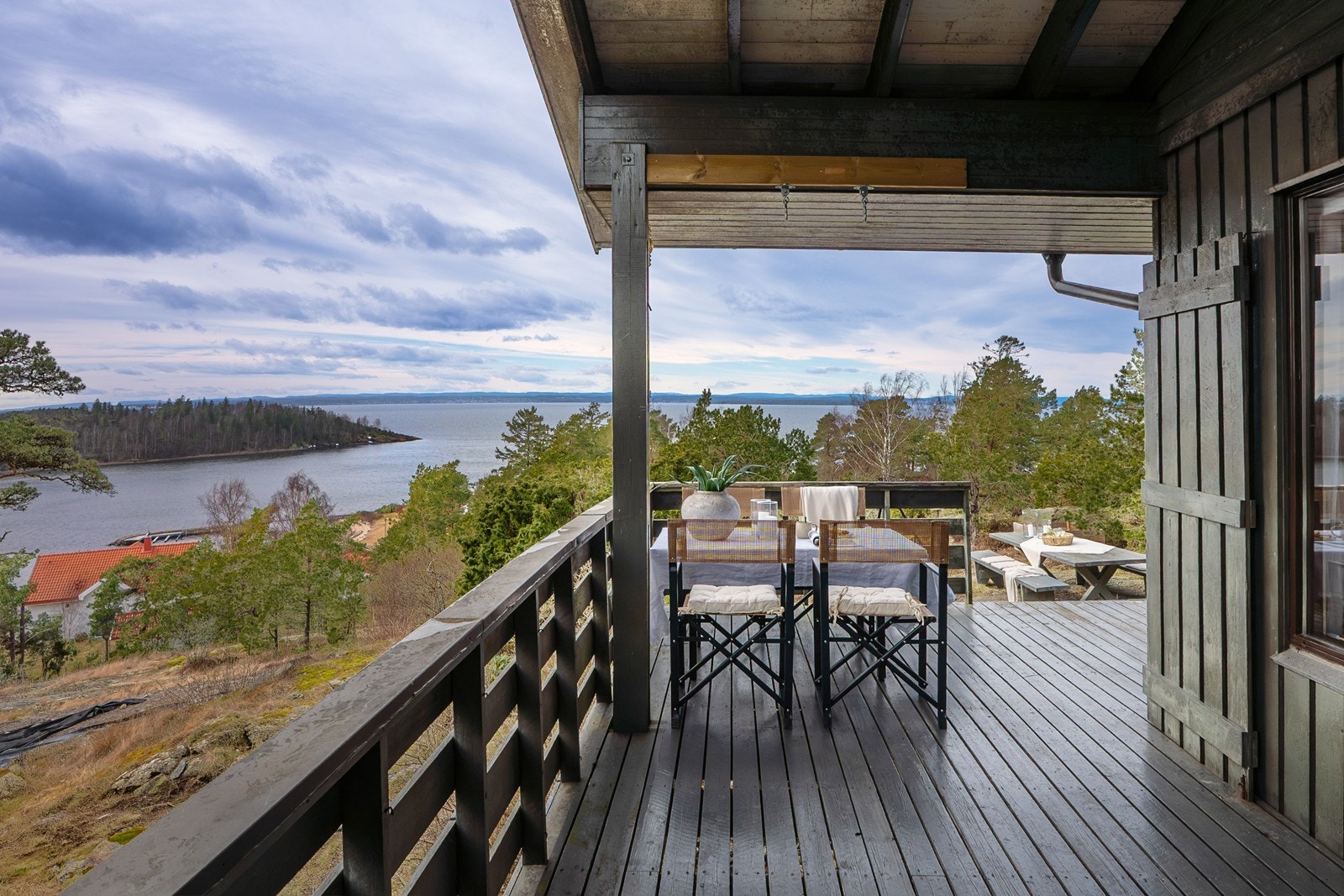 På fine sommerdager kan måltidene enkelt tas med ut på veranda eller til sittegruppe på bakkeplan. Galleribilde