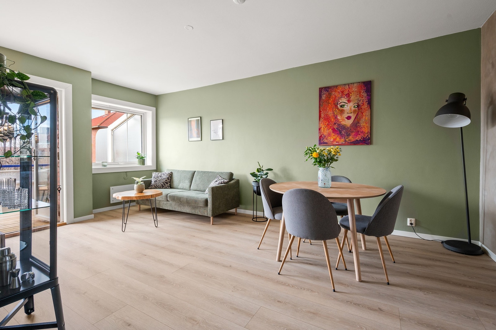 Stuen er romslig og har god plass til både sofagruppe og en egen spiseplass. Galleribilde