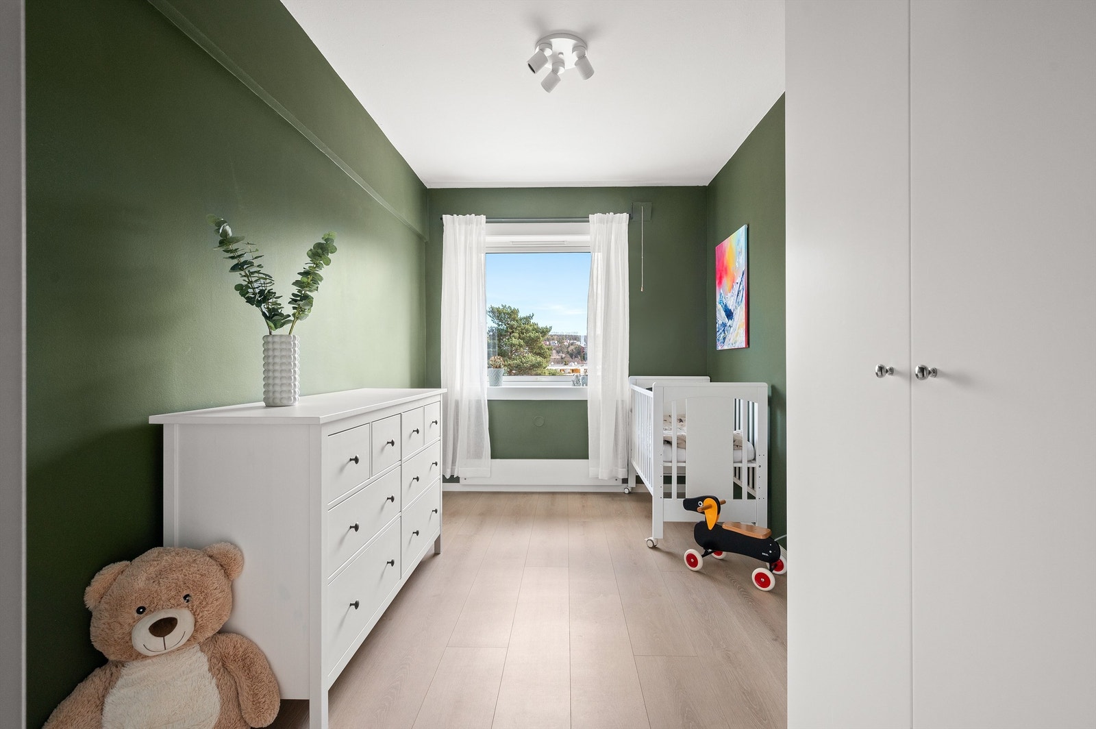 Også her er det plass til både seng og oppbevaringsmøbler. Galleribilde