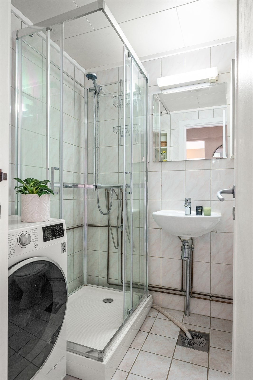 Det er opplegg for vaskemaskin på badet. Dusjkabinettet er nytt fra 2025. Galleribilde