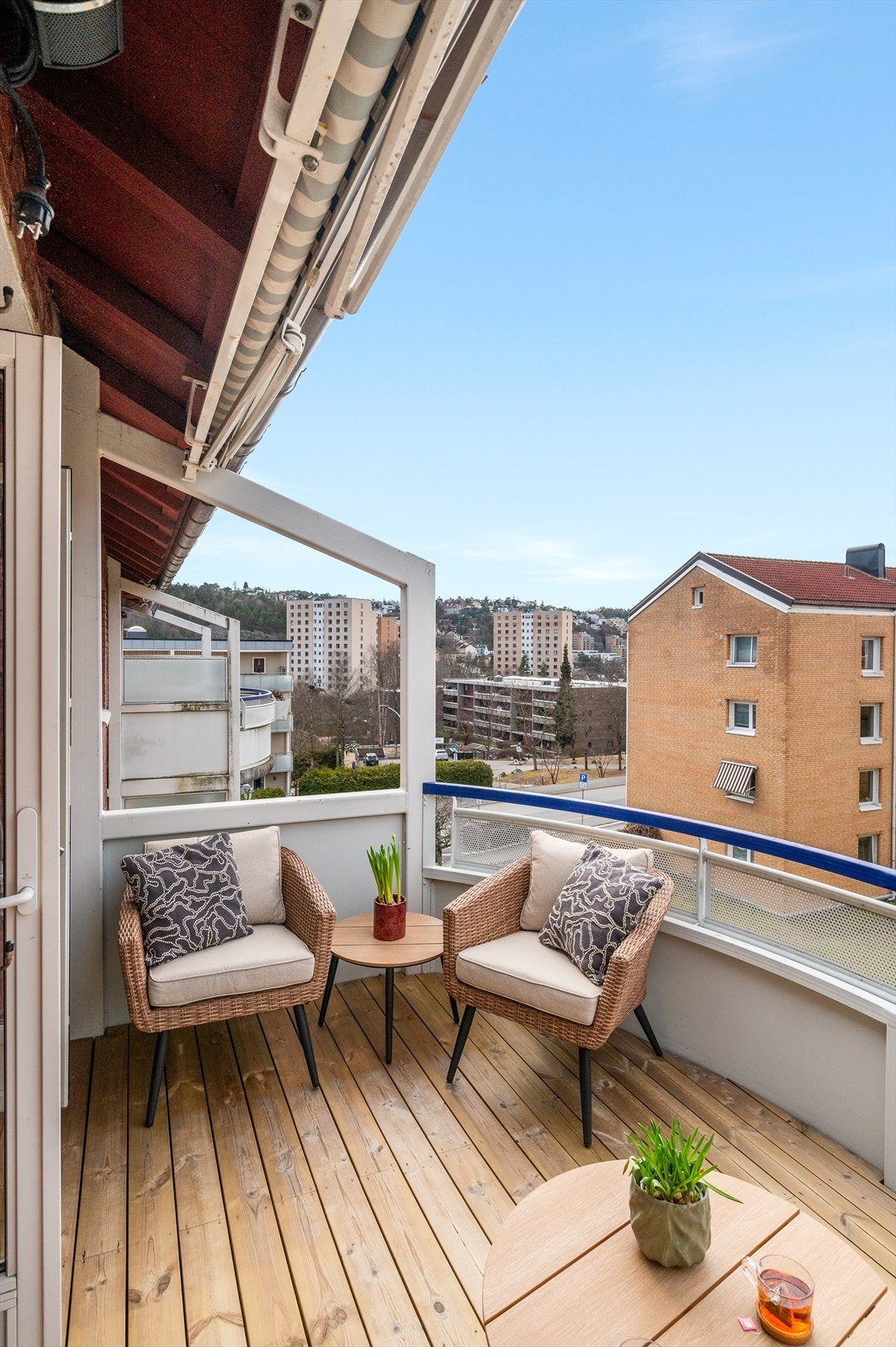 Balkongen har god plass til en sittegruppe og fungerer som en fin utvidelse av stuen. Galleribilde