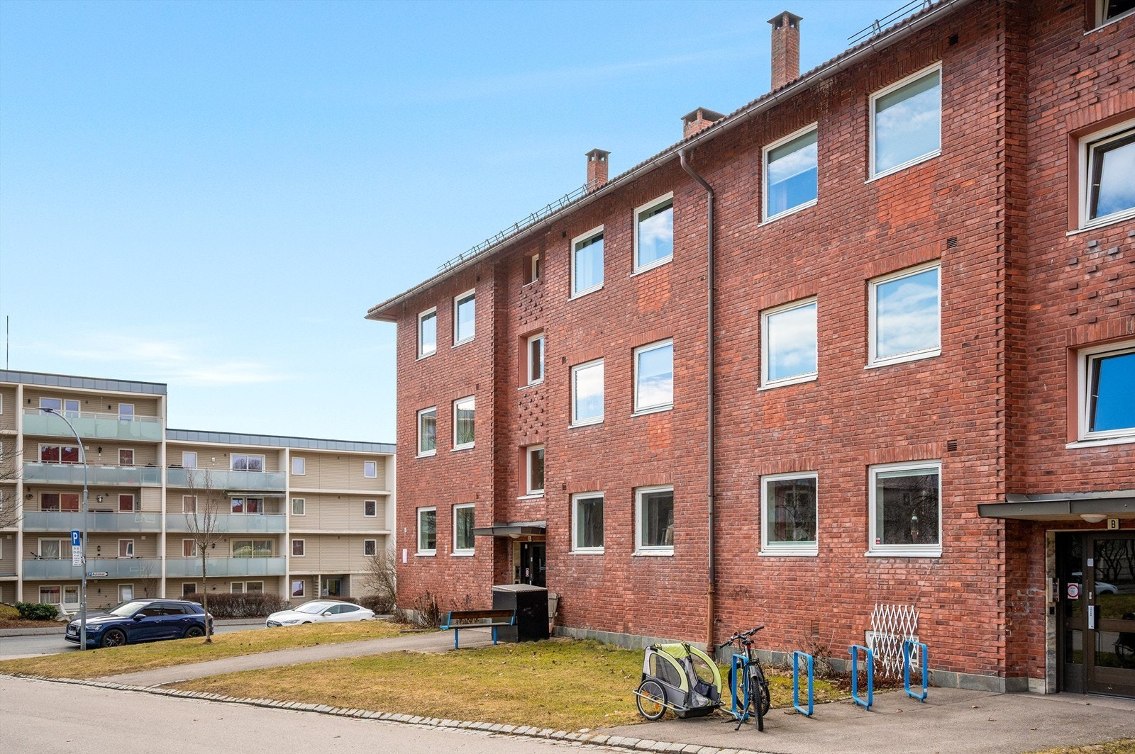Bygget har en klassisk fasade i teglstein fra byggeåret 1951. Galleribilde
