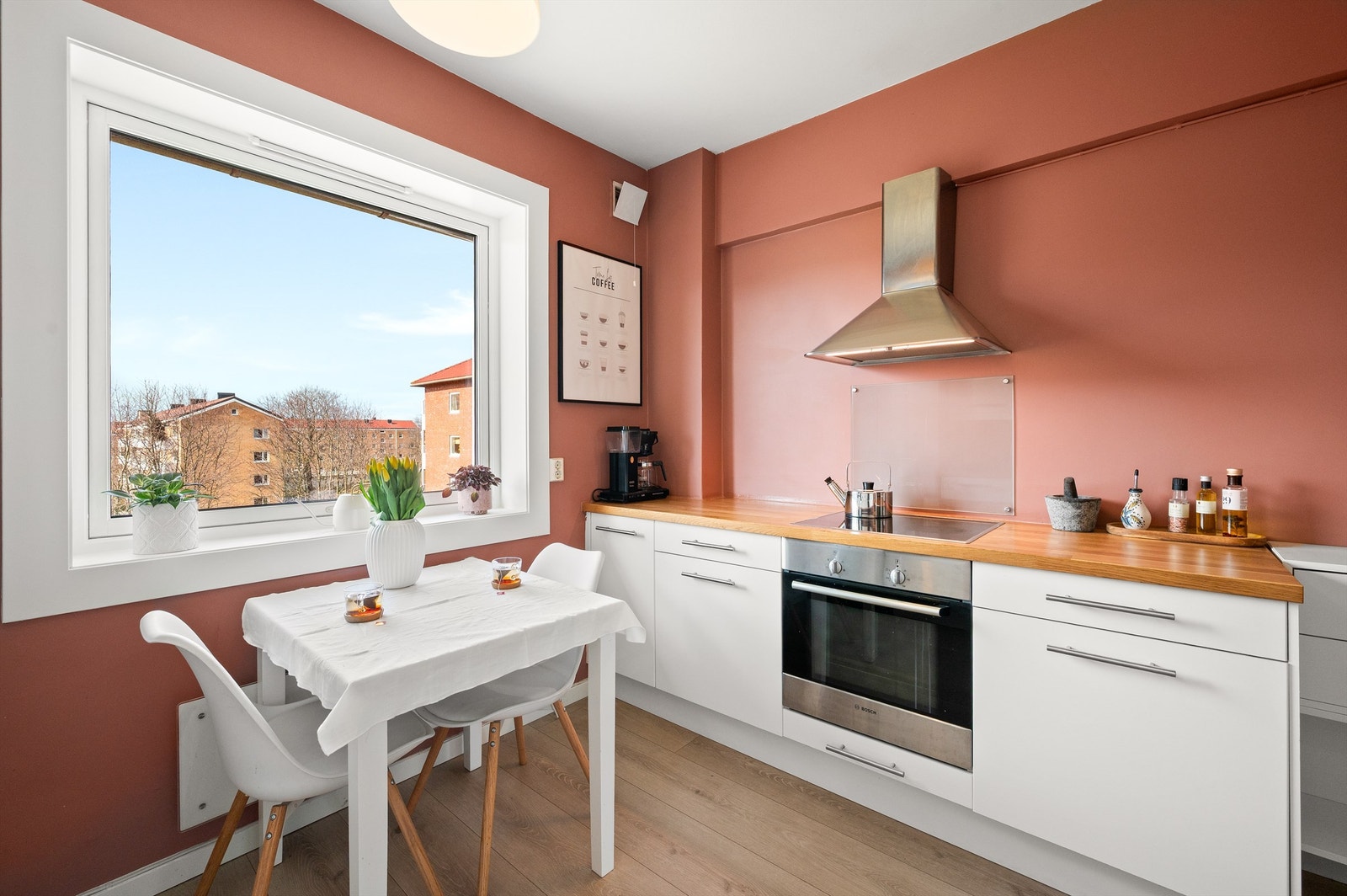 Innredningen har glatte fronter og en ny benkeplate fra 2024. Galleribilde