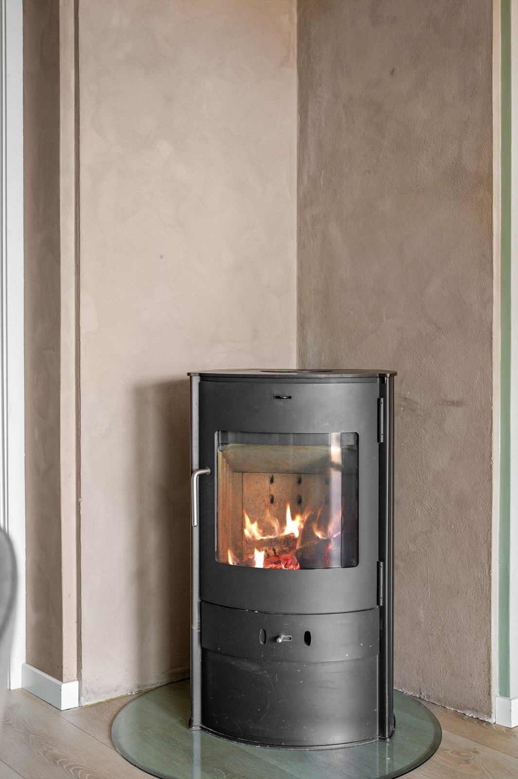 En vedovn i hjørnet gir både effektiv varme og en hyggelig atmosfære. Galleribilde