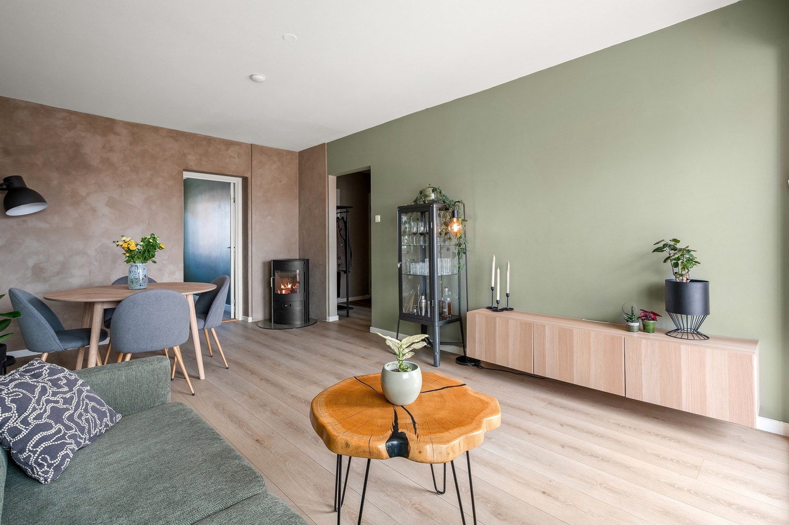 Den gjennomgående planløsningen sørger for godt med dagslys gjennom hele dagen. Galleribilde