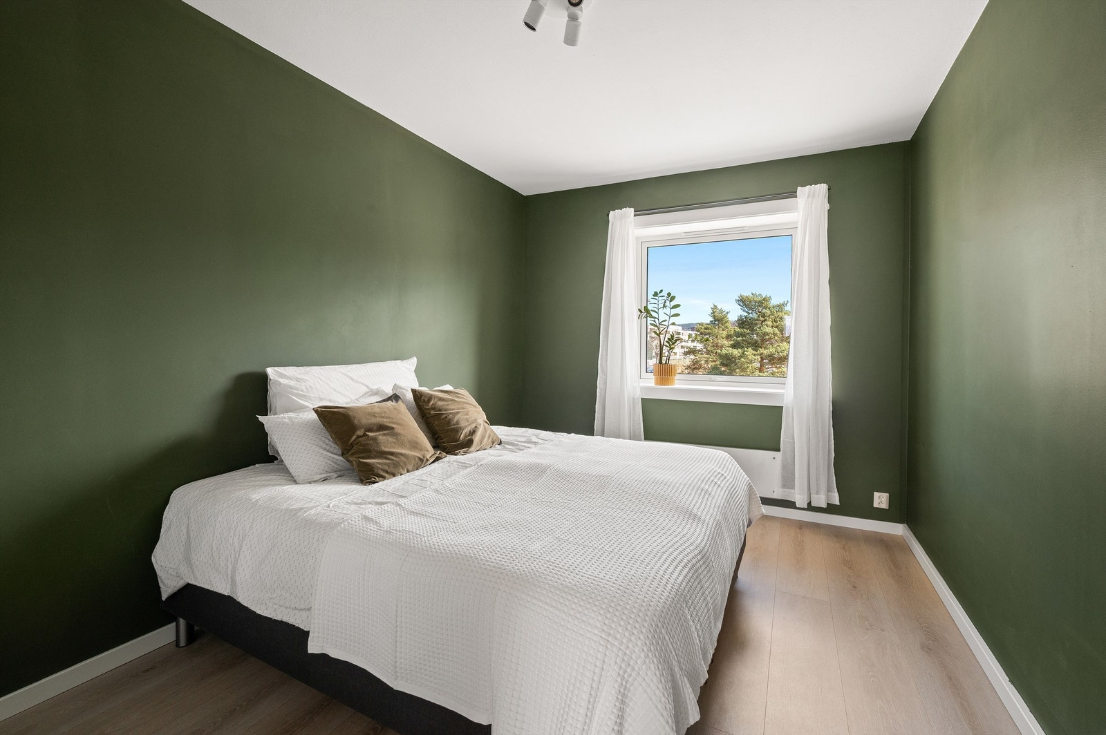 Hovedsoverommet har god plass til dobbeltseng og garderobeløsning. Galleribilde