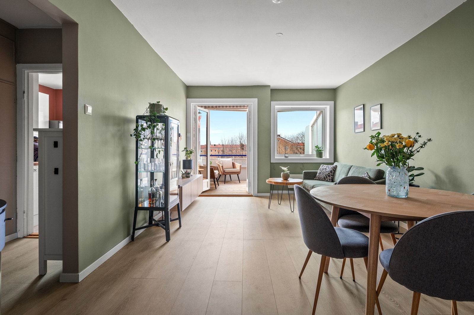 Stuen har en generøs takhøyde på 2,59 meter og store vindusflater som gir en luftig atmosfære. Galleribilde