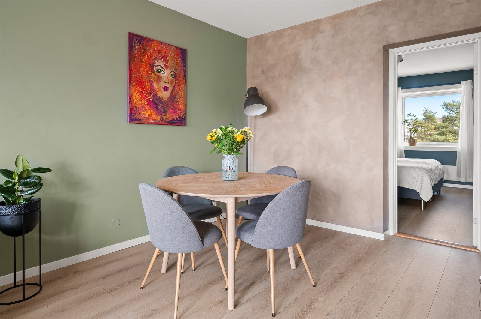 Stuen har også en naturlig plass for spisebord der venner og familie kan inviteres til middager. Galleribilde