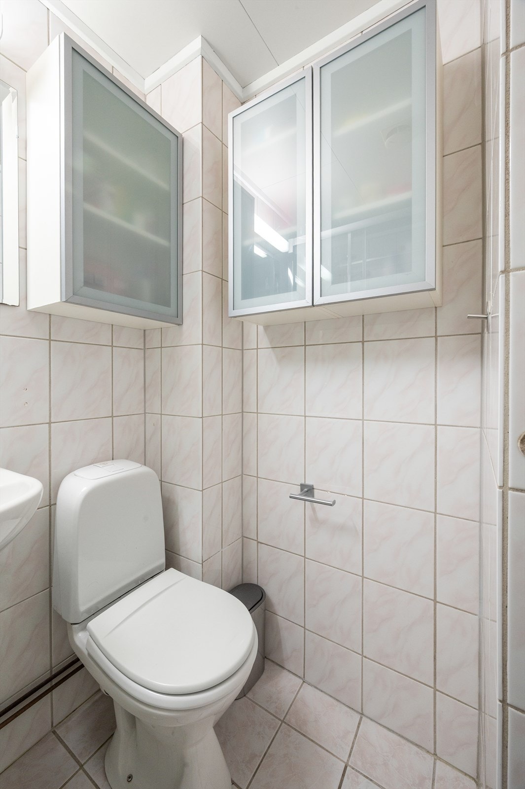 Rommet er utstyrt med klosett, servant og vegghengte skap for oppbevaring. Galleribilde