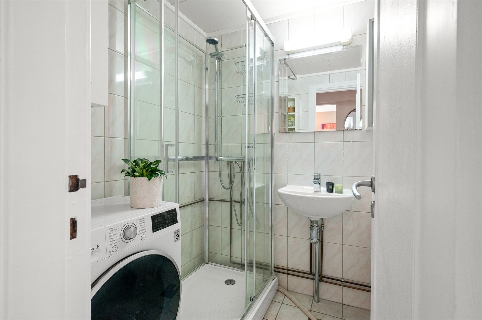 Flislagt bad med elektrisk gulvvarme for en behagelig start på dagen. Galleribilde