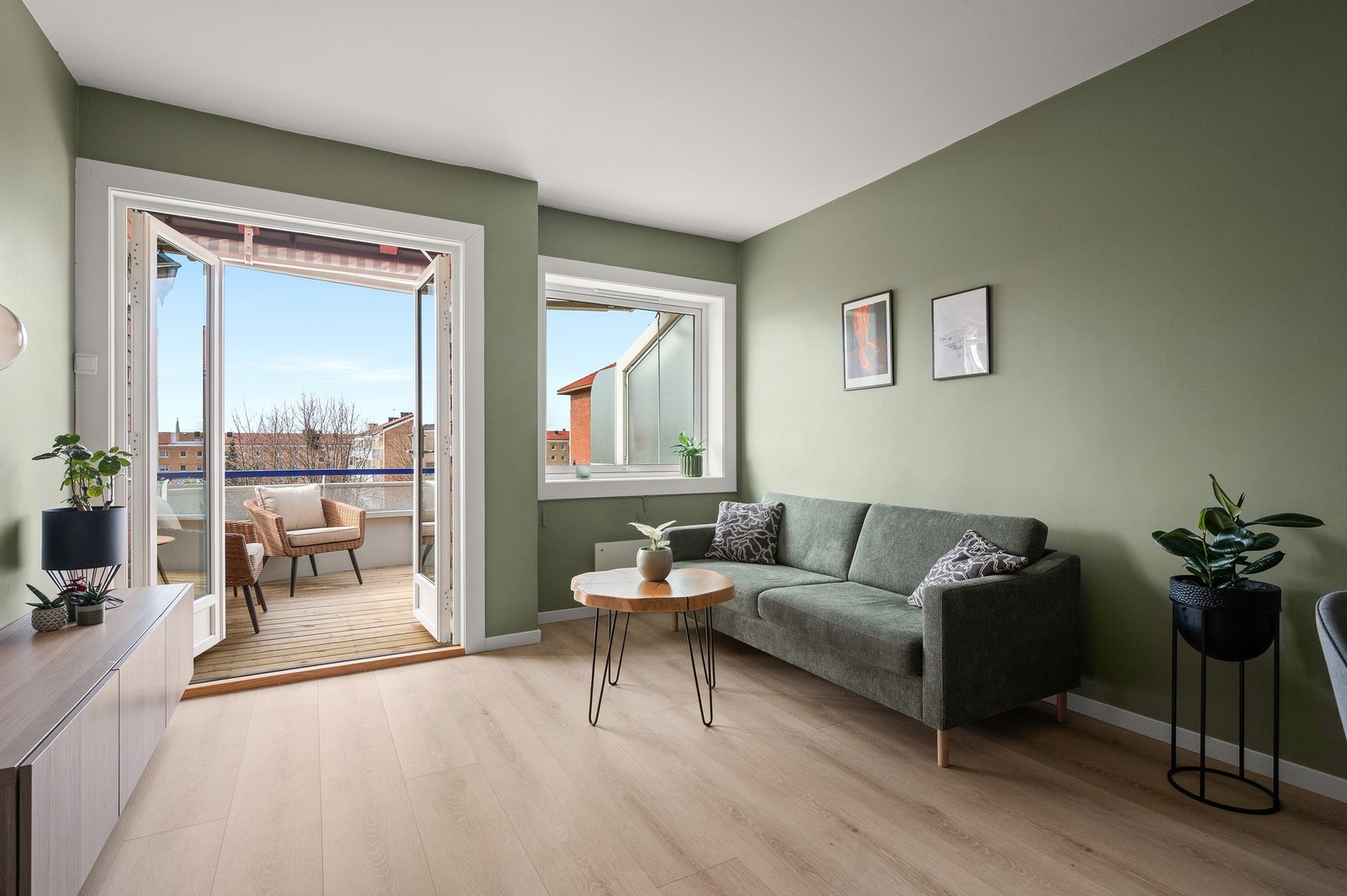 Tom Martinsen v/Krogsveen har gleden av å presentere en lys og gjennomgående 3-roms toppleilighet med solrik balkong og flott utsikt. Galleribilde