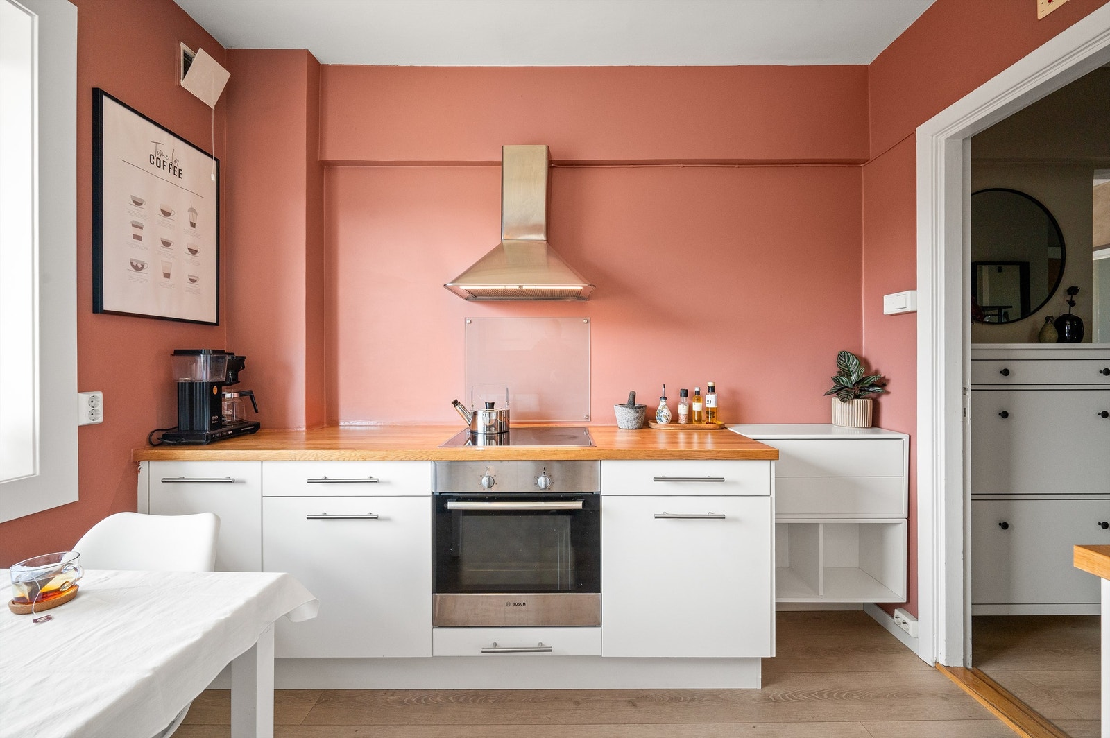 Kjøkkenet er utstyrt med integrert induksjonstopp, stekeovn og kullfilterventilator. Galleribilde