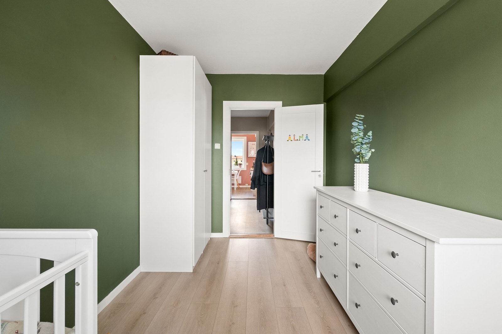 Rommet er lyst og vender, som hovedsoverommet, mot rolige omgivelser. Galleribilde