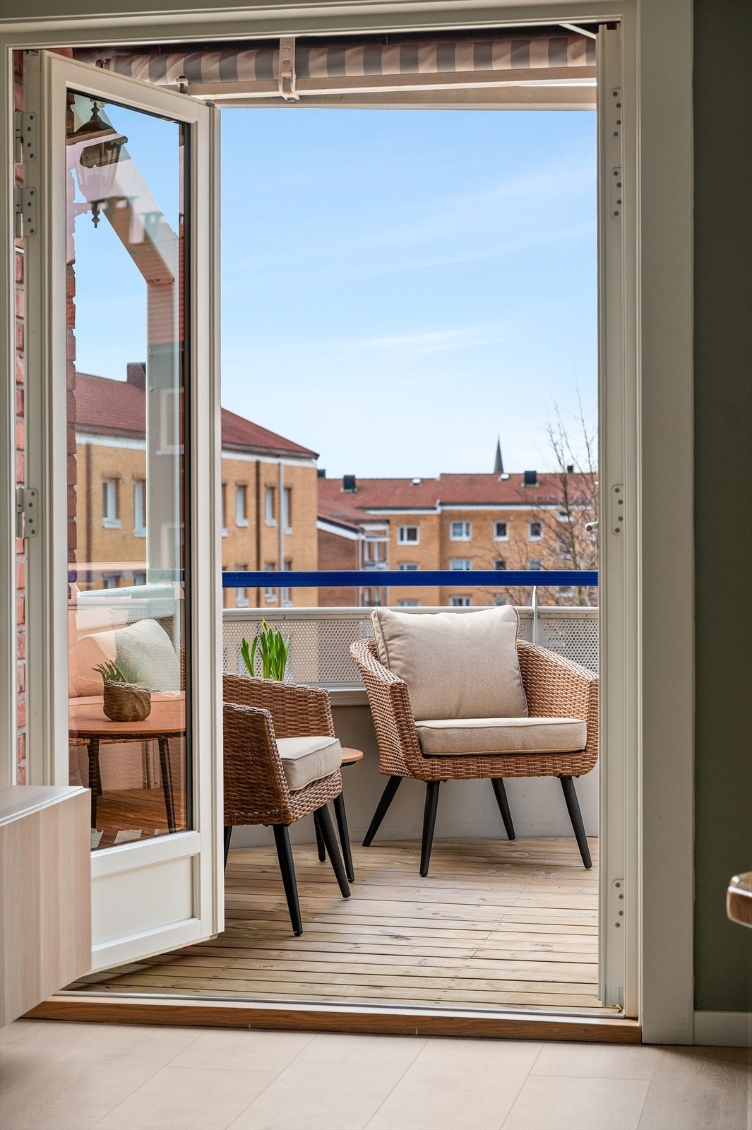 Fra stuen åpner en tofløyet dør opp mot balkongen, og visker ut skillet mellom inne og ute på varme dager. Galleribilde