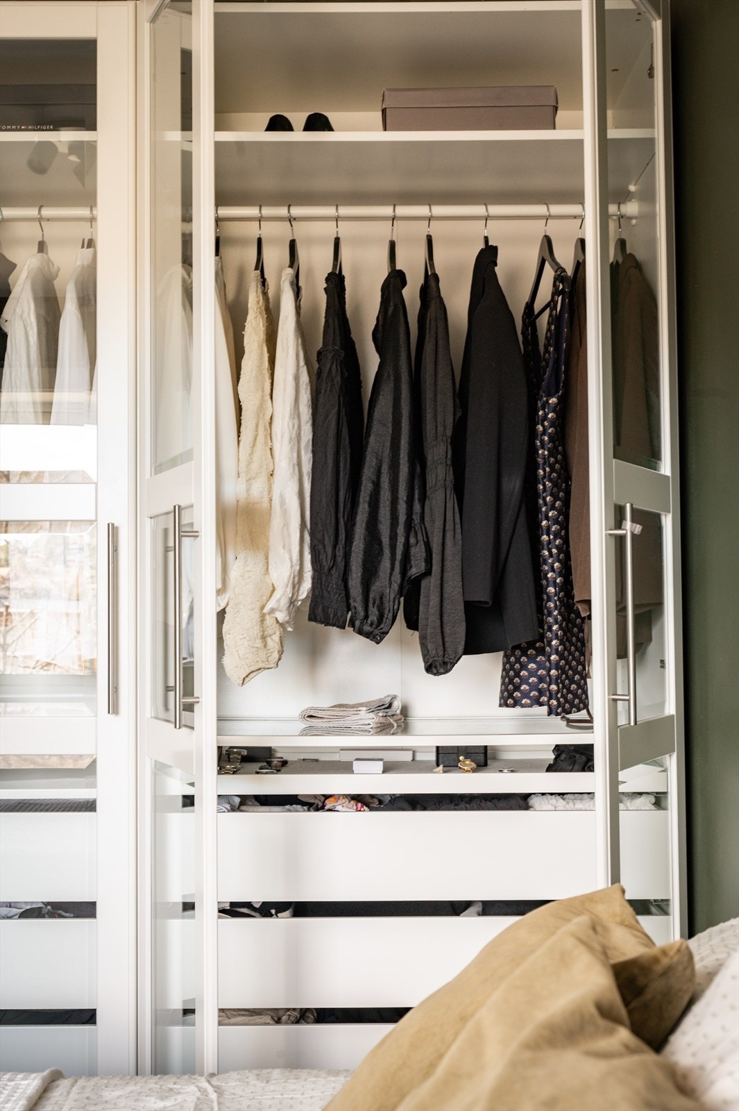 Garderobeskap med smarte løsninger gir god oversikt. Galleribilde