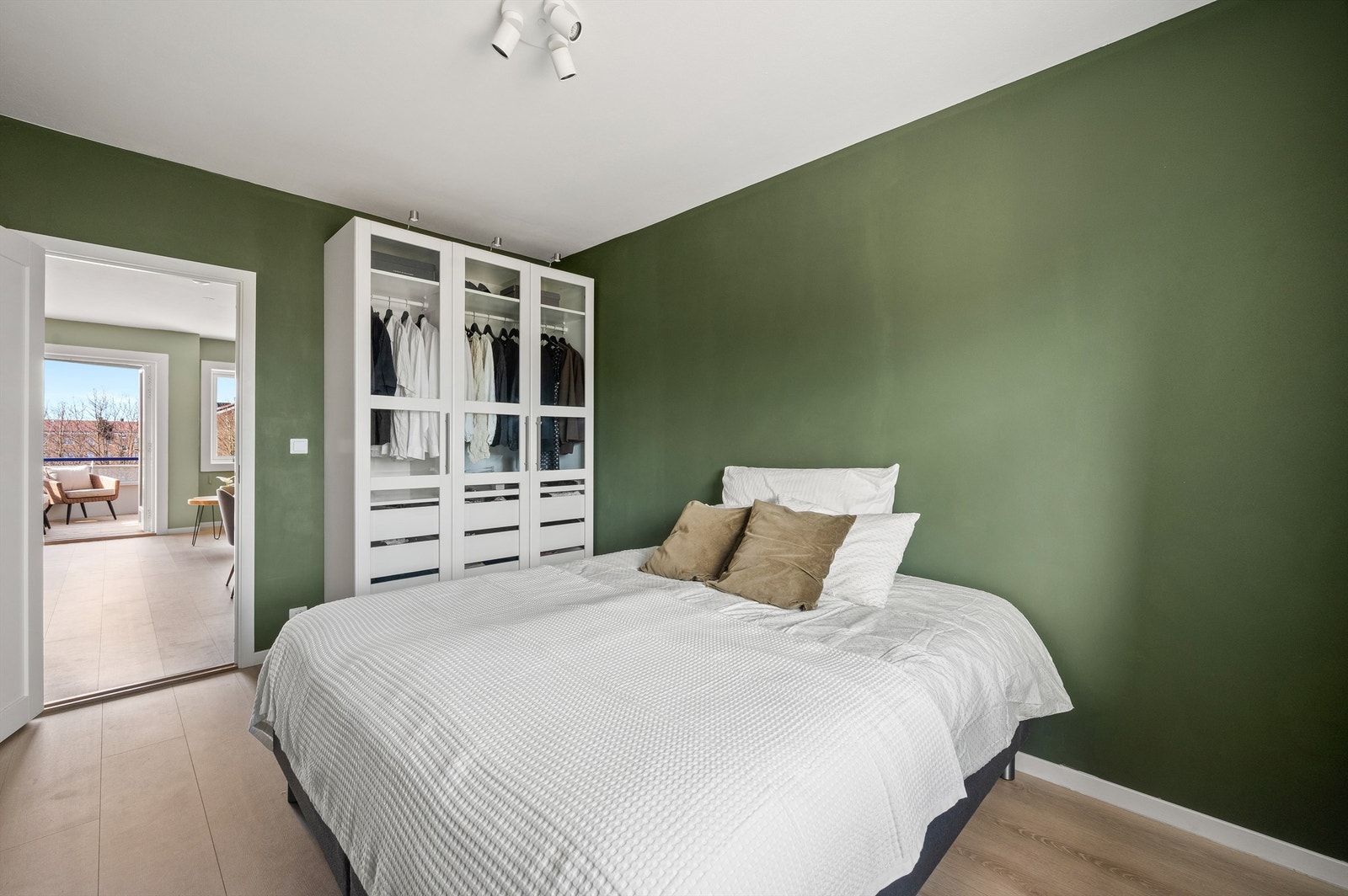 Begge soverommene vender mot rolige, grønne omgivelser med lite innsyn. Galleribilde