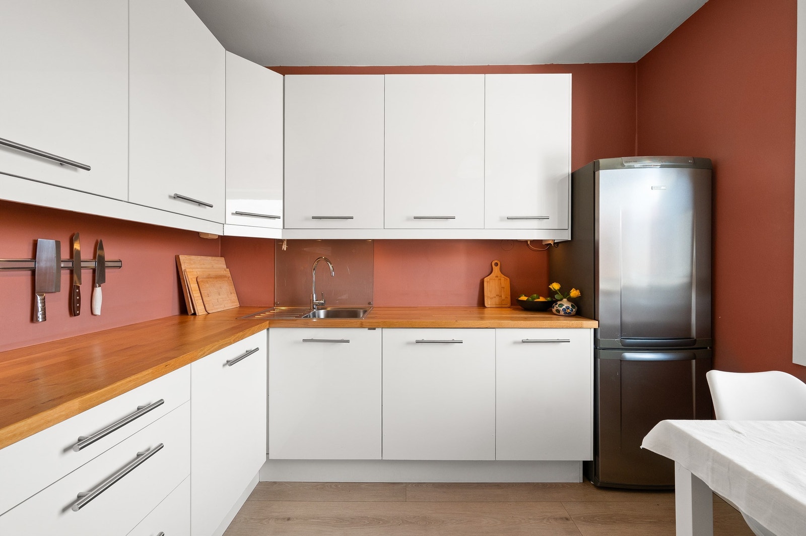 Godt med skap- og benkeplass gir fine arbeidsforhold for matlaging. Galleribilde