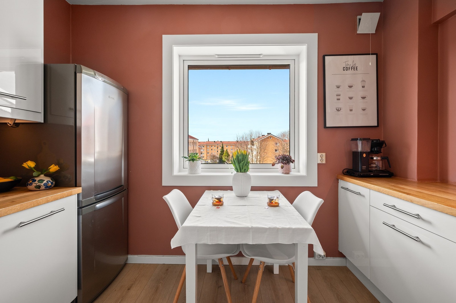 Varmtvannsberederen er praktisk plassert i benkeskapet. En ny, integrert oppvaskmaskin ble installert i 2024. Galleribilde