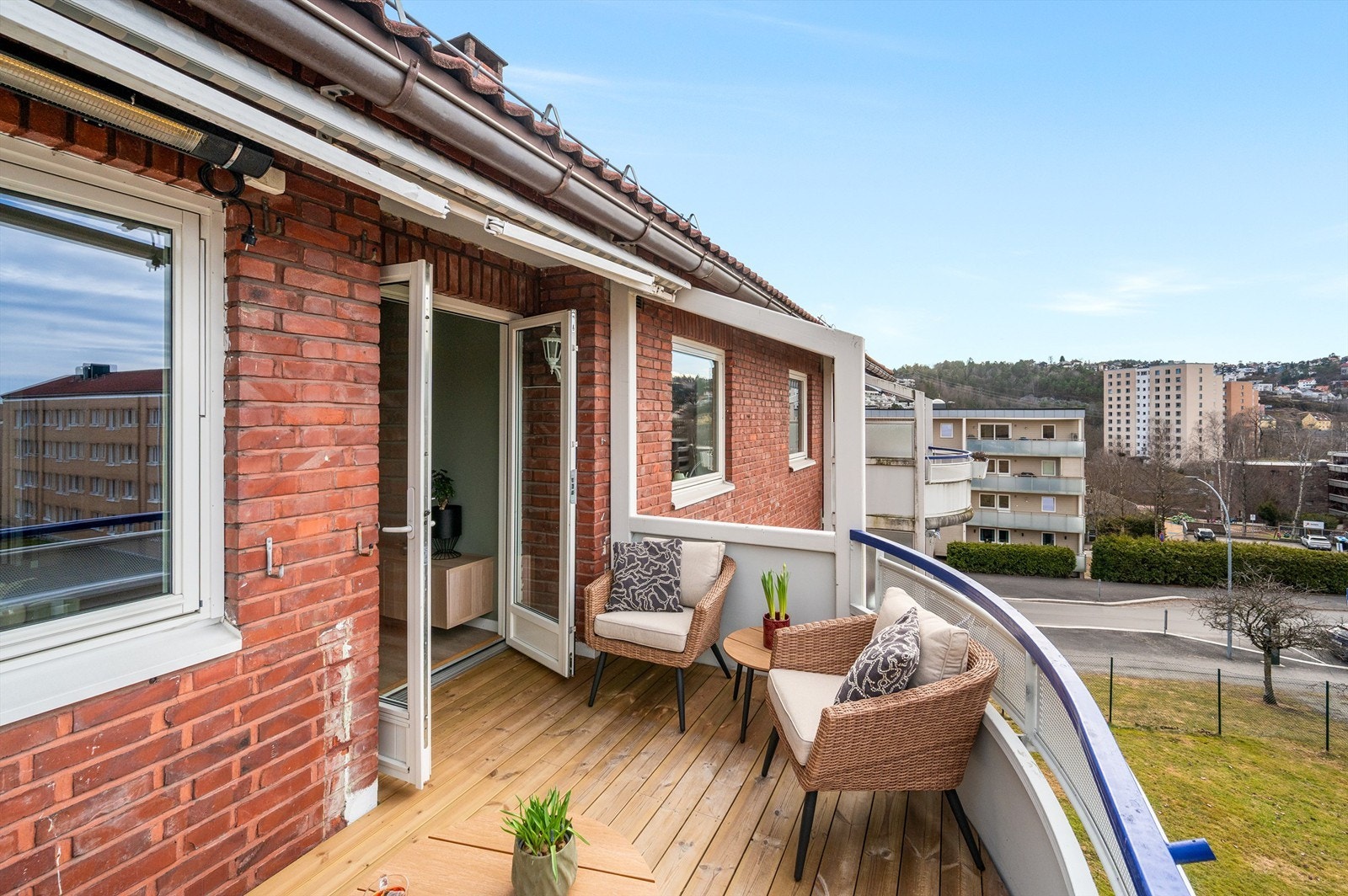 Her kan du nyte utsikten over de frodige fellesområdene. Galleribilde