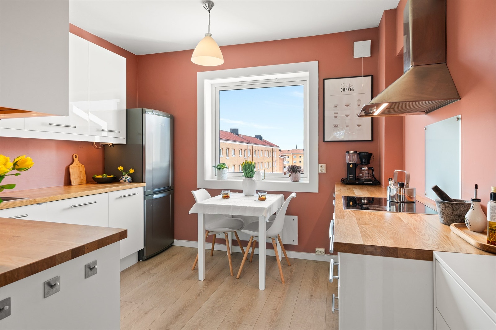 Praktisk, separat kjøkken med plass til en hyggelig spiseplass ved vinduet. Galleribilde