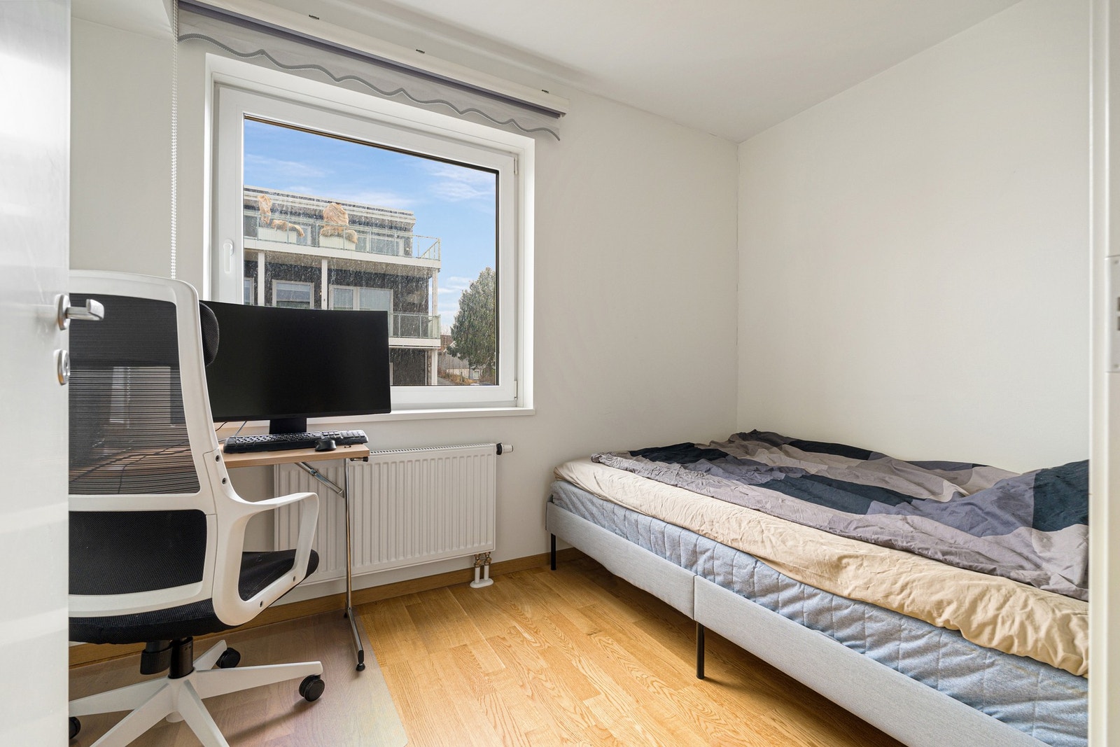 Soverom to er på 7 m², perfekt som både soverom og kontor. Galleribilde