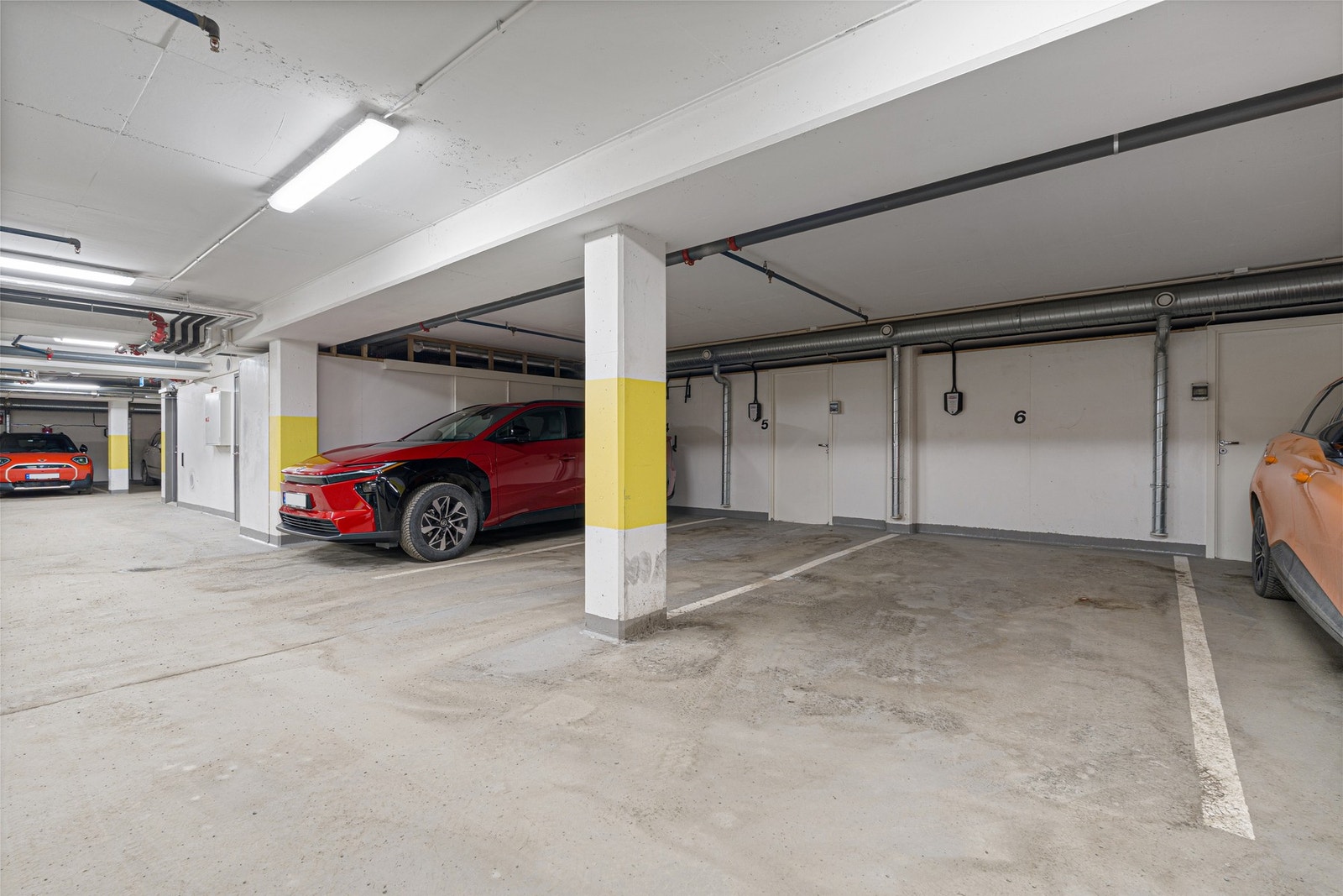Leiligheten har bruksrett til én parkeringsplass i felles p-kjeller. Galleribilde
