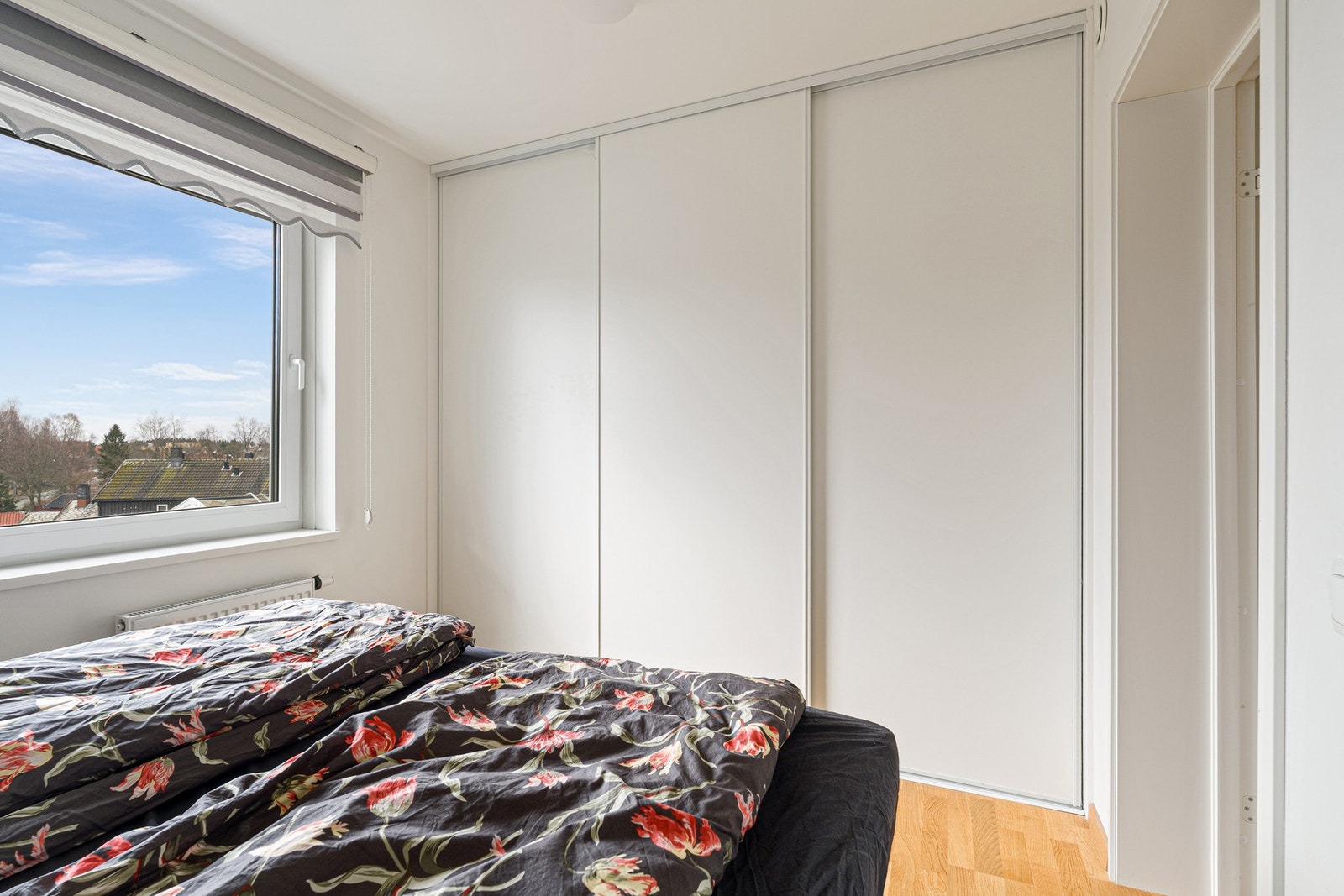 Praktisk garderobeløsning med skyvedørsgarderobe. Galleribilde